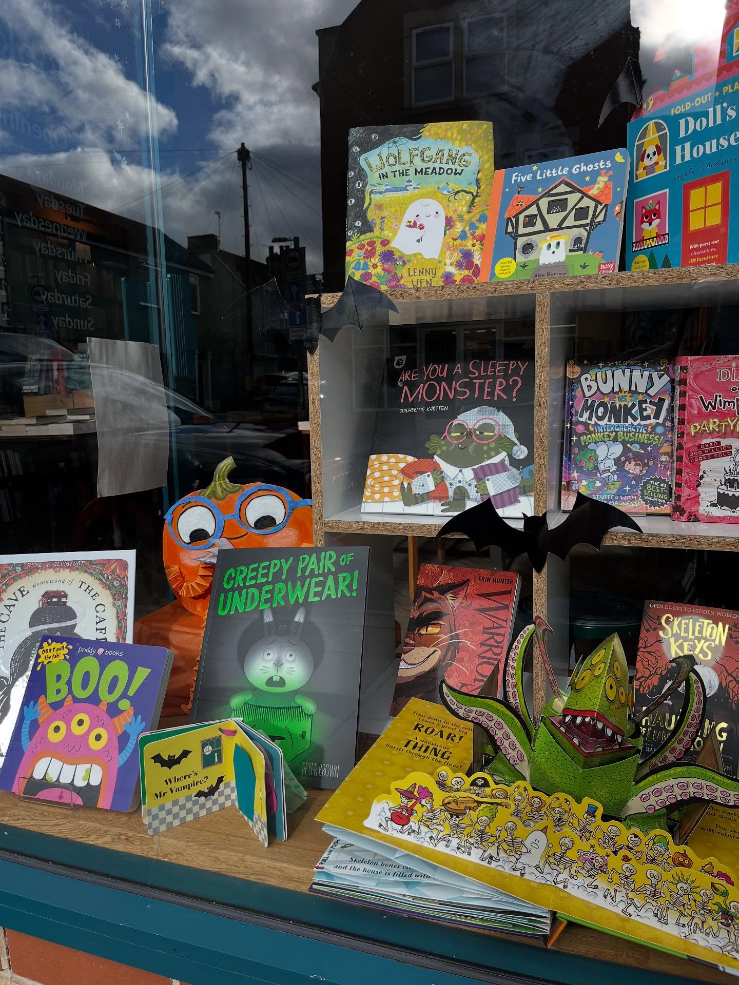 👻 We had a spooky Halloween weekend at The Small City Bookshop
🧙Storytime with Nicola
🎃Halloween books galore
🥧Loaf pumpkin pies - would recommend
🦇 Best dressed Halloween award goes to Babs