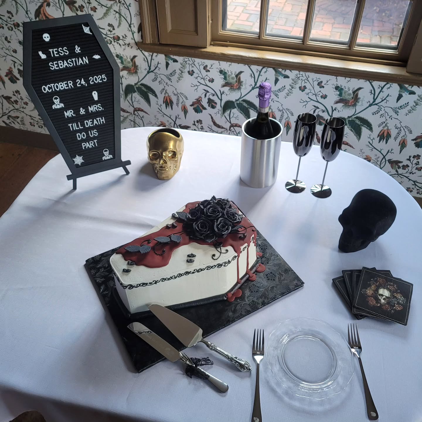 Can we talk about this coffin cake?! Shout out to the amazing @jcakesllc for creating the sweetest little gothic masterpiece for my couple's wedding at the @h7gables yesterday! 🖤⚰️🍰🥂✨️