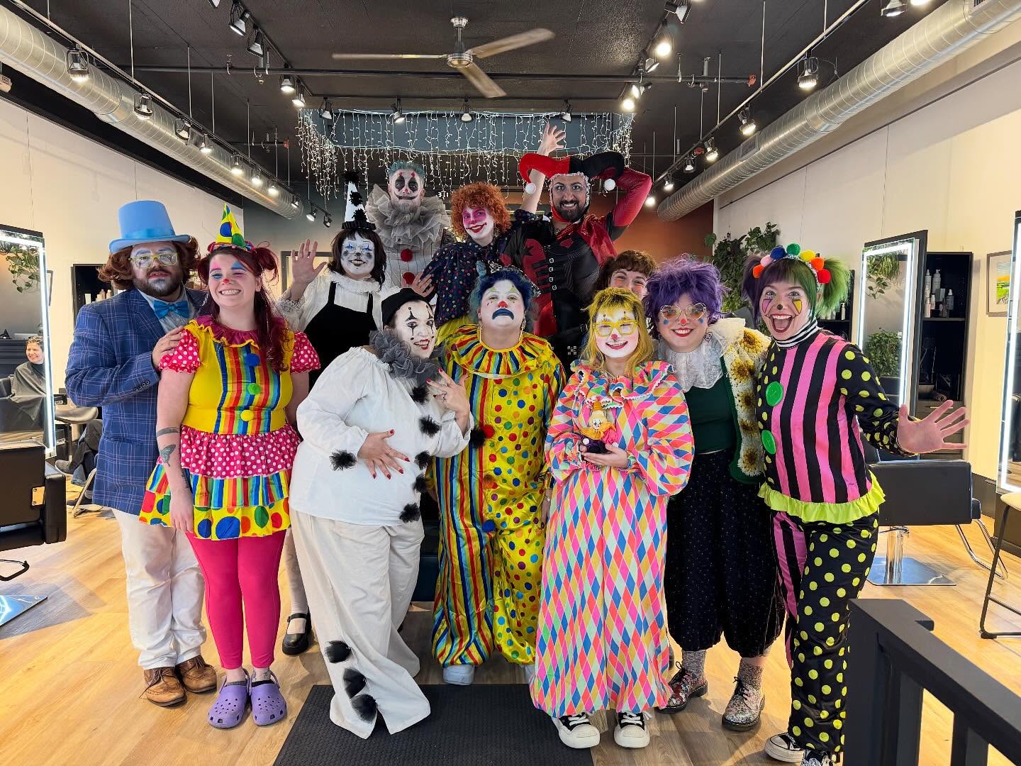 Halloween = done ✅
Next up: the holidays🎁✨
We always see our calendar fill up early in November and December, so this is your friendly reminder to grab your appointment before things get CRAZY. 💇♀️