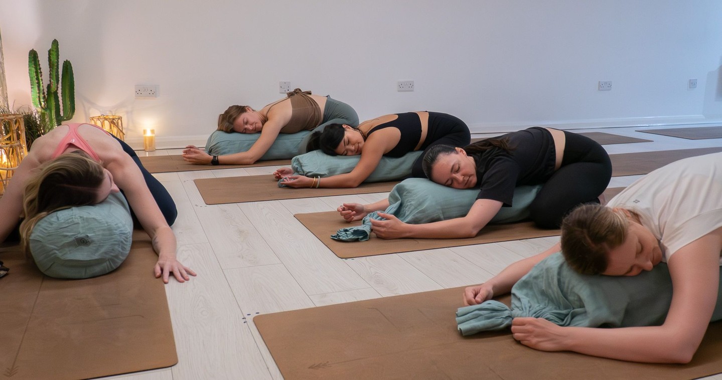 The clocks have changed, and suddenly it’s dark by 5pm 🌙 As the light fades and our energy dips, it’s the perfect time to turn inwards.
Yin yoga is the medicine for this season — slow, still, and deeply nourishing.
We melt into long-held poses, letting gravity do the work while the mind softens and the body unwinds.
Hands-on support, grounding touch, and soothing massage are offered throughout to help you to truly rest.
Join me 🧘🏻♀️
20:00 Wednesdays @the.treatmentrooms.and.studio
10:35 Saturdays @reviveyogalondon
#yinyoga #relaxingyoga #yogabalham #yogatootingbec