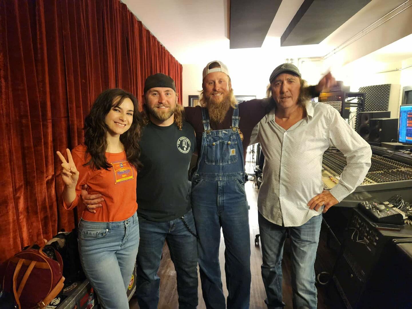 Had a blast today in Kentucky laying down some backup vocals for my new pal @austintylerlee1! Can’t wait to hear how the finish song turns out, it already rocks! 😁🤘❤️
Shoutout to Jason Smith of Midwest Artist Group for introducing us (Austin and I both work with Jason) and for catching it all of film 🎥
#MadisonGalloway #AustinTylerLee #MidwestArtistGroup #Kentucky #SouthernRock
