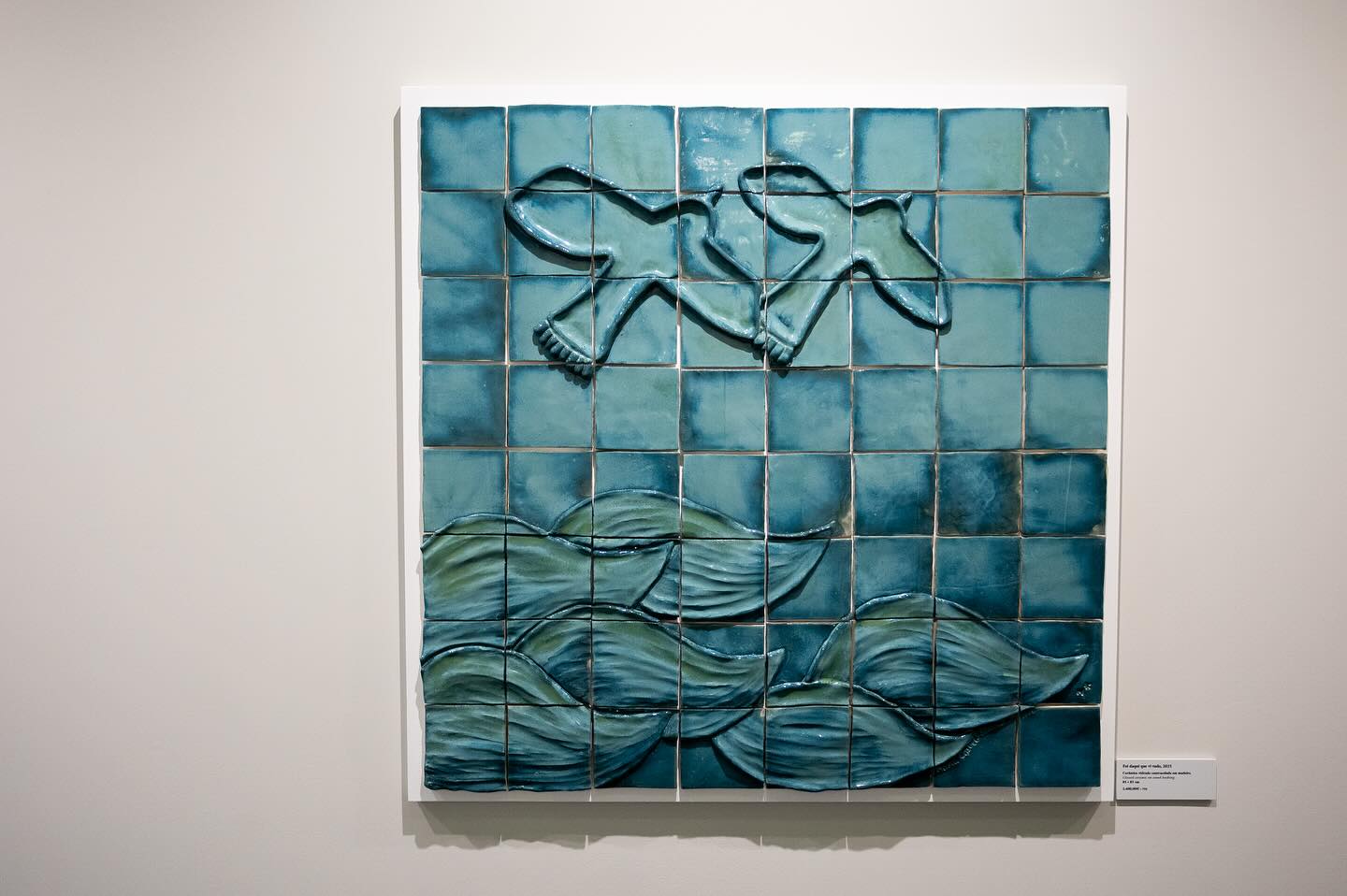 “Foi Daqui Que Vi Tudo”, 2025
85x85cm
.
“AZOREAN DREAM, Entre o gesto e a paisagem” @romanticultura @casino.azores
.
De 27 Setembro a 11 de Janeiro 2026
.
DISPONÍVEL
.
.
.
#mariacastelbrancoceramic #handamade #homedecor #inspiration #oneofakind #azoreandream #exhibition #contemporaryceramics #contemporaryart #tiles #azoreandream @anacristina.baptista.pt #flowers @vaniarebelopaim #nasceagua @quintadanasceagua #terceira