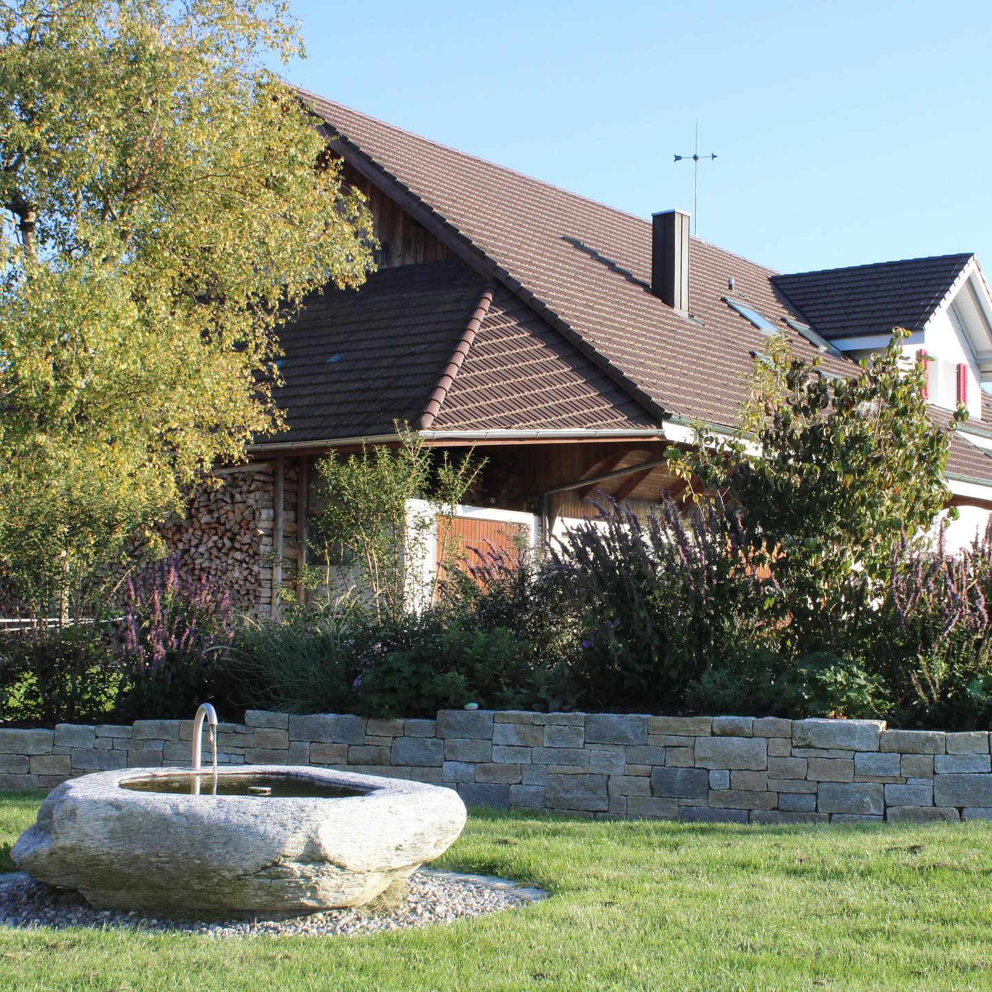 🌿 Ruhe. Form. Natürlichkeit.
Ein schlichter Brunnen, eingebettet in eine harmonische Gartenlandschaft – so entsteht ein Ort zum Innehalten. Die Kombination aus Naturstein, Grün und Wasser bringt Ruhe und Leben zugleich in den Garten.
💧 Ein Gartenmoment, der die Seele atmen lässt.
#tollegärten #gartengestaltung #naturstein #brunnen #gartenideen #gartenliebe #wasserspiel #garteninspiration #landschaftsbau #ruheimgrünen
