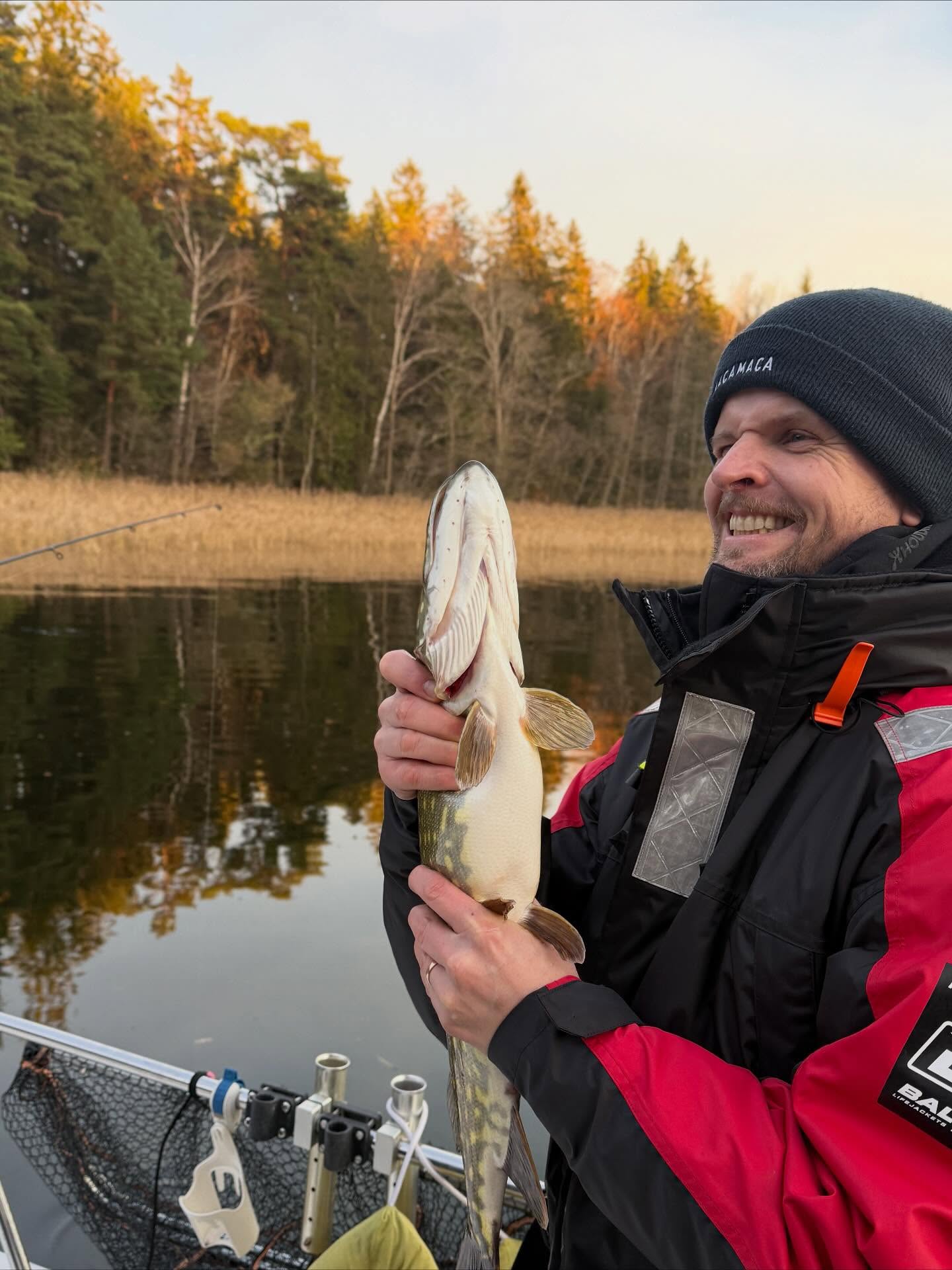 Sista guidningen för i år. Vindstilla och 15 grader i luften. Vi fick kämpa upp fiskarna idag. Gulasch soppa till lunch och go fika. Grattis till fiskarna som kom upp. Välkommen igen nästa år.