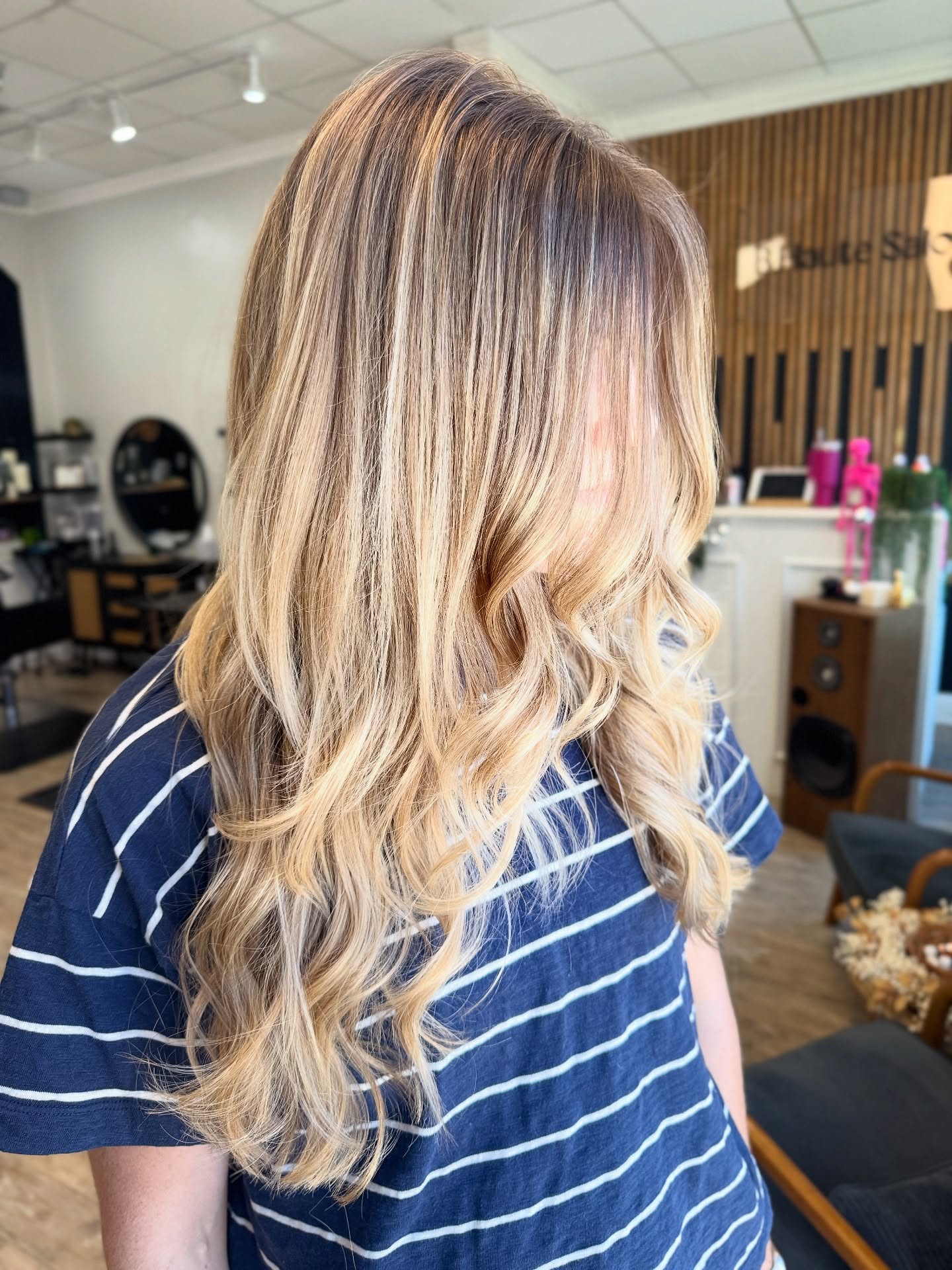 Refreshed for the holiday season .
We love a good old money lived in blonde ❤️
#bhautesalon #livedinhaircolor #colleyvillehairstylist #blonde