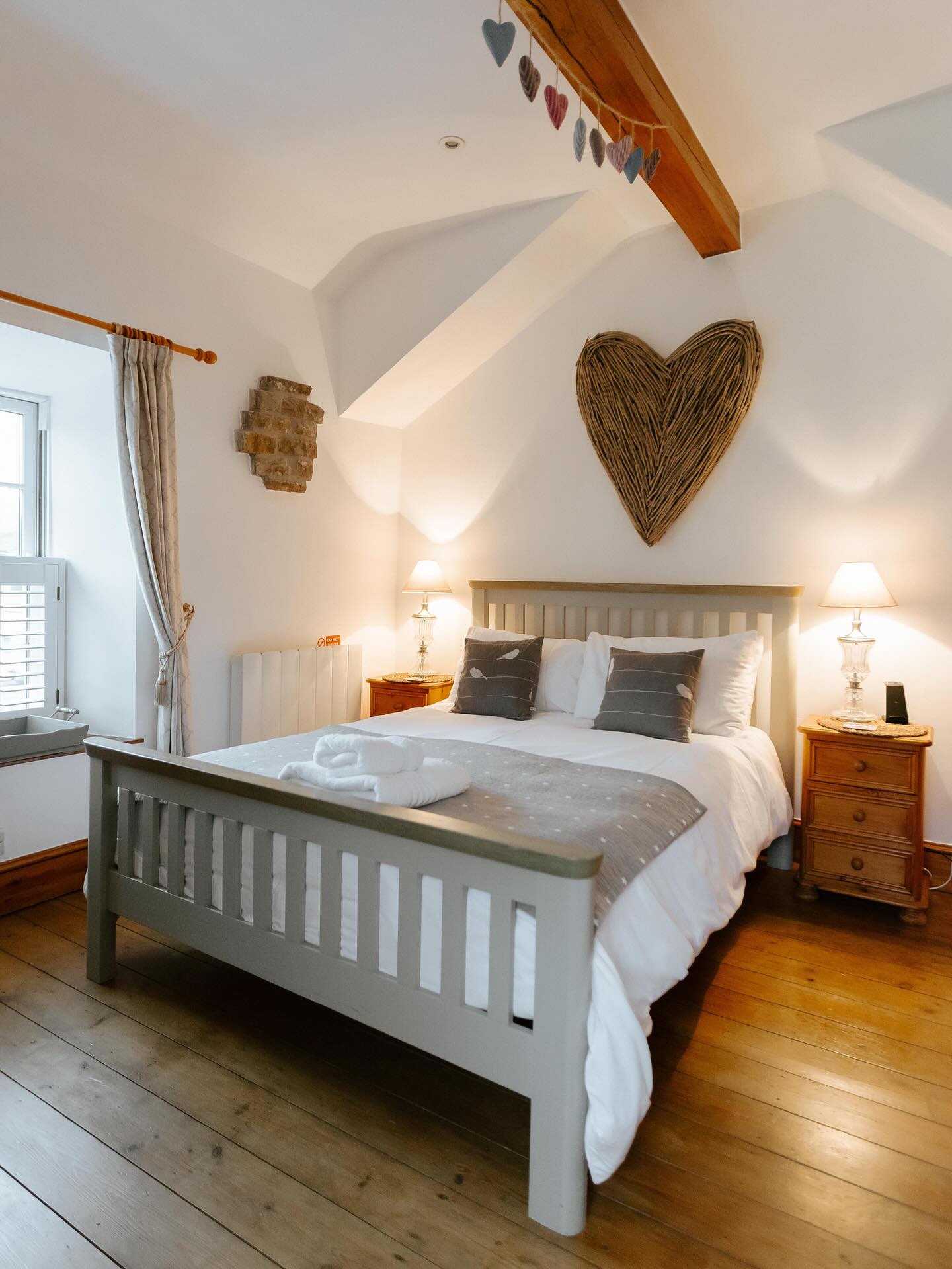 Fancy a week in the stunning Yorkshire Dales?
Slap bang in the centre of Wensleydale in the middle of the Yorkshire Dales National Park.
Look no further 👀 👇🏼
Due to a cancellation, a one bedroom bolthole is available for you now.
Great Wi-Fi, coffee shop within 20 paces, pub, butchers - why not even work from home 🤷🏻♀️
Message me directly for discounted rates off Airbnb. Sadly no pets (sorry) due to existing repeatable guests, with allergies. 🤧
Thank you @helenkirkmanmedia @helenkirkmanphotography @helenk5 for the photos ❤️
#bolthole #cottage #yorkshiredales #holidaycottage #holidaycottages #holidaycottageuk