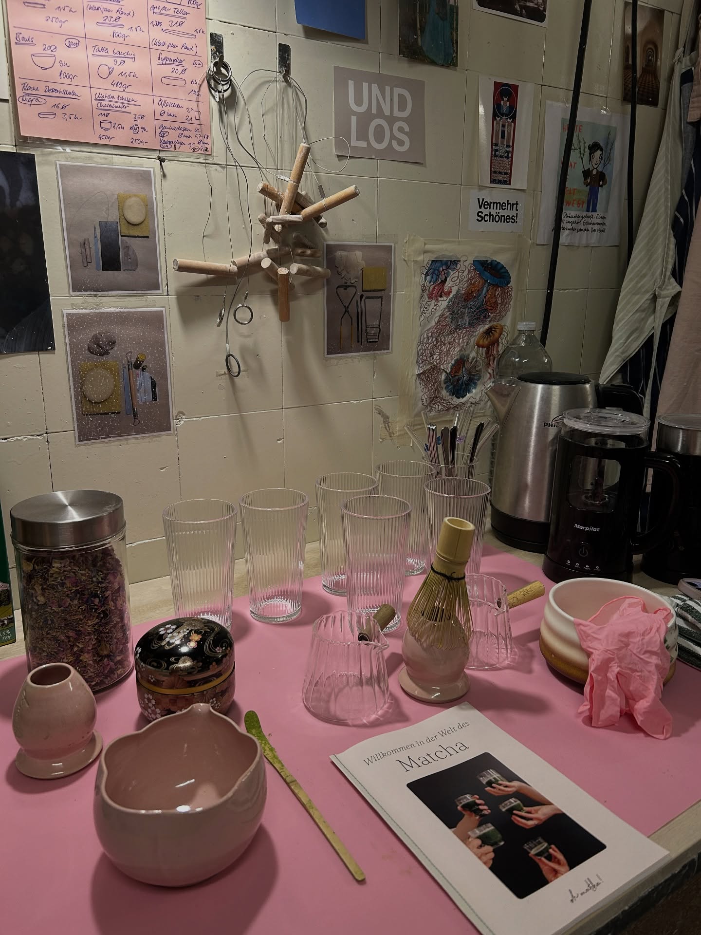 Töpfern + Matcha trinken = 💖🤌🏼
Im liebevoll gestalteten Töpfer-Kurs von @kunstmuck konnten die Teilnehmerinnen ihre eigene Matcha-Schale designen und modellieren (und auch wenn einige kurz verzweifelt waren 🤭 - jede Matcha-Schale sah am Ende ganz toll aus !✨), dabei unseren Matcha trinken und hoffentlich ganz viel Neues über die Herstellung und Zubereitung lernen 💚
Fun fact: Eine traditionelle Steinmühle braucht 1h für 30g Matcha. Ja, eine ganze Stunde für 30g!!! 👀