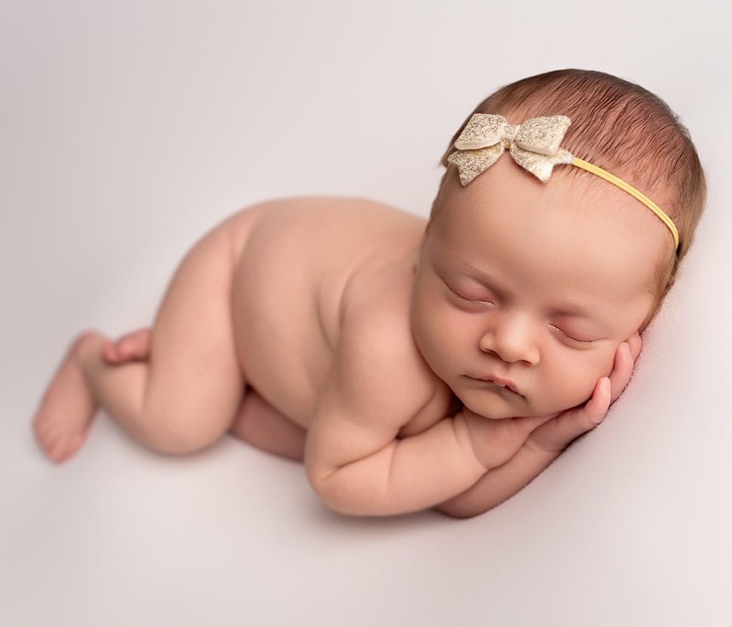 Our newborn sessions are all about comfort, warmth, and memories you’ll treasure forever.
✨ Props, Outfits & Setups Provided
📍 Book now – Available across most Emirates, with Free Home Service in Dubai
#MariaMendezPhotography #DubaiNewbornPhotographer #BabyGirlMagicl