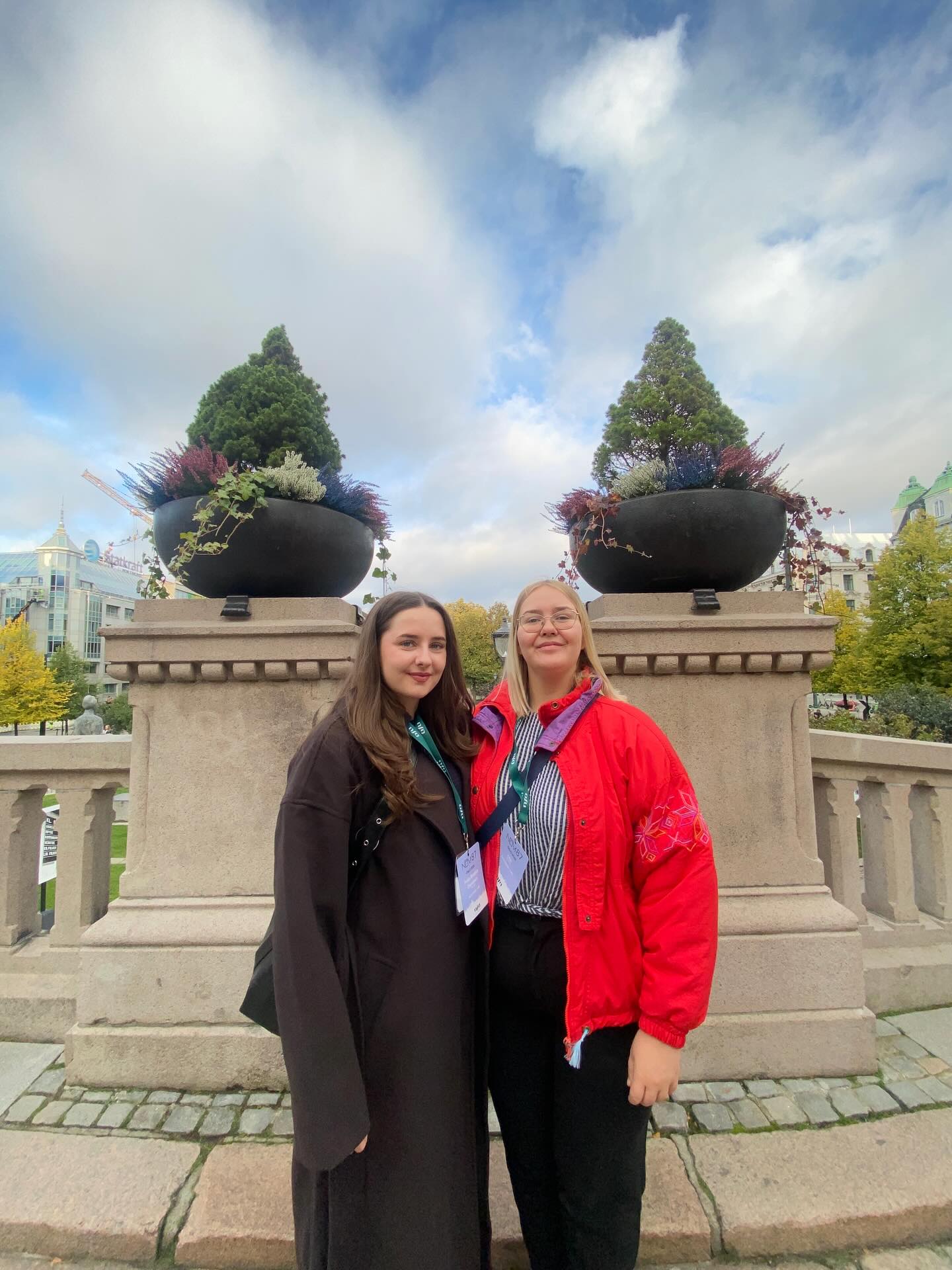 🇳🇴 MFS á NOM87 í Oslo!
MFS hevur luttikið á NOM87 – ráðstevna fyri norðurlendsk og baltisk lestrarfeløg
Evnið hesaferð var “Higher Education as Social Sustainability in a Europe in Emergency Preparedness.”
Vit fingu høvi at tosa um, hvussu hægri útbúgving kann vera ein lykil til sosiala haldføri, serliga í tíðum, har samfeløg tillaga seg nýggjar umstøður og avbjóðingar.
Takk til NSO í Noregi fyri eina sera væl skipaða ráðstevnu!
-—
🇳🇴 MFS at NOM87 in Oslo!
MFS participated in NOM87 – the conference for Nordic and Baltic student organizations.
The theme was “Higher Education as Social Sustainability in a Europe in Emergency Preparedness.”
A big thank you to NSO in Norway for hosting such a well-organized and inspiring conference!