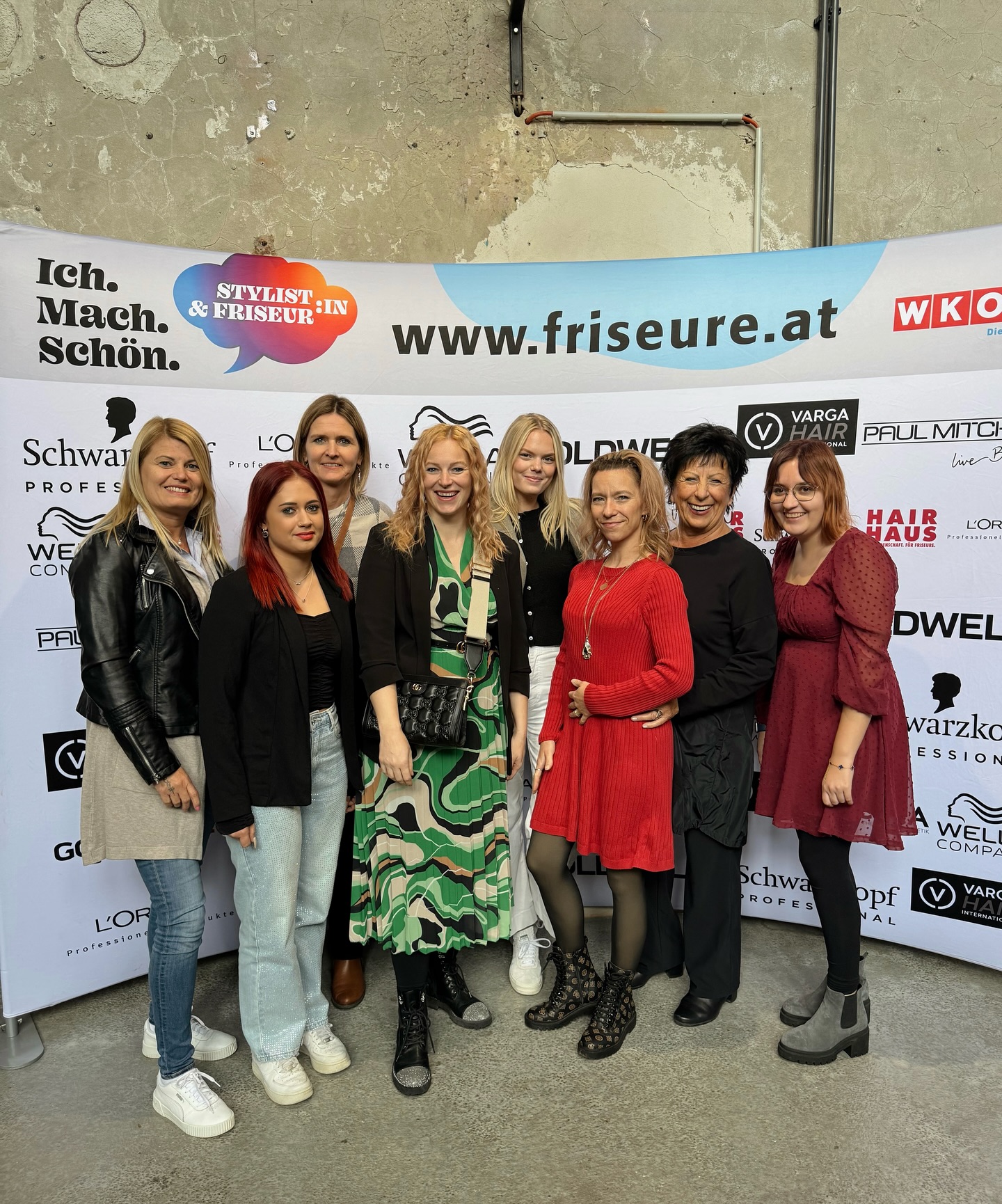 ✨Haarmania 2025 - Inspiration pur in Hallein!✨
Unser Team hat sich auf den Weg nach Salzburg gemacht, um beim großen Friseur-Event des Jahres dabei zu sein - der #Haarmania2025. 💇🏼♀️💇🏽♂️
Von spannenden Bühnenshows über kreative Stylings bis hin zu den neuesten Trends und Techniken - wir haben jede Menge Inspiration und frische Ideen mitgenommen. 💡🔥
Natürlich durfte auch der Spaß nicht fehlen Gemeinsam als Team neue Impulse zu erleben, motiviert uns noch mehr, euch tagtäglich die besten Styles zu zaubern.
Ein großes Dankeschön an alle Organisatoren und Künstler:innen für diesen großartigen Tag voller Leidenschaft für unser Handwerk 🤍
@karrieremitschere
#karrieremitschere #haarmania #team #salzburg #hallein #paulmitchell #schwarzkopf #stmntgrooming #handwerk #leidenschaft #inspiration #styles #kunst #bühnenshow #motivation #ausflug #haare #technik
