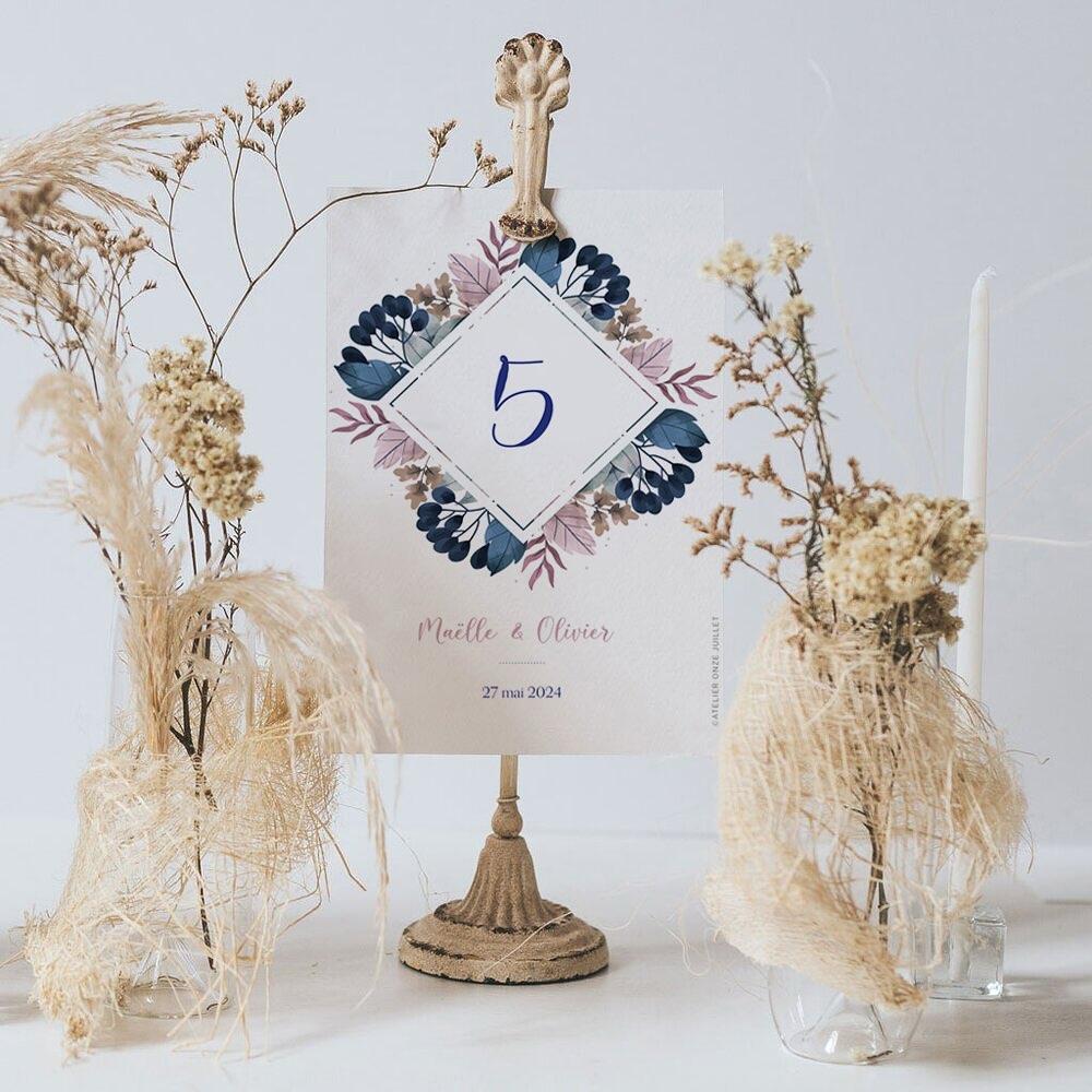 ✨ Collection de papeterie hivernale ✨
Des nuances profondes de bleu et de mauve, des fleurs séchées et une touche de poésie pour sublimer vos tables de mariage ❄️💍
Cette collection hivernale allie douceur et élégance, entre authenticité et modernité.
Chaque détail est pensé pour créer une atmosphère chaleureuse et raffinée, même au cœur de l’hiver.
🌿 Modèle présenté : numéro de table – collection hivernale
📸 Design signé Atelier Onze Juillet
#PapeterieMariage #AtelierOnzeJuillet #MariageHivernal #DécorationDeTable #MariageÉlégant #FleursSéchées #CréationFrançaise #PapeterieSurMesure