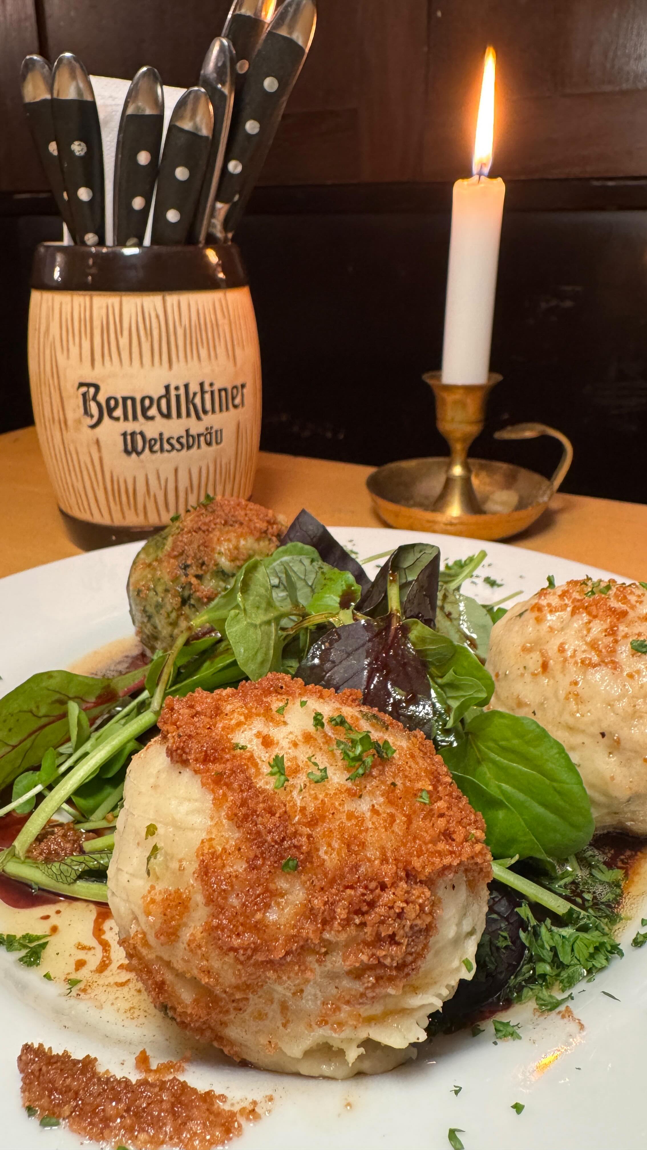 Drei Knödel, drei Geschmäcker, ein Genuss!
Unser Knödelteller bringt Abwechslung auf den Teller – perfekt kombiniert mit frischem Wildsalat.
#colognefood #cologne #cgn #365köln #kölnbloggt #esseninköln #kölnisst #eatrealfood #veedelliebe #lifeisgood #colognelove #bestplacecologne #colognerestaurants #meatlover #koelngehtessen #brauhaus #bier #beer #brauhausköln #wirtshaus #kölngehtessen #gaffel #gaffelkölsch #kölsch