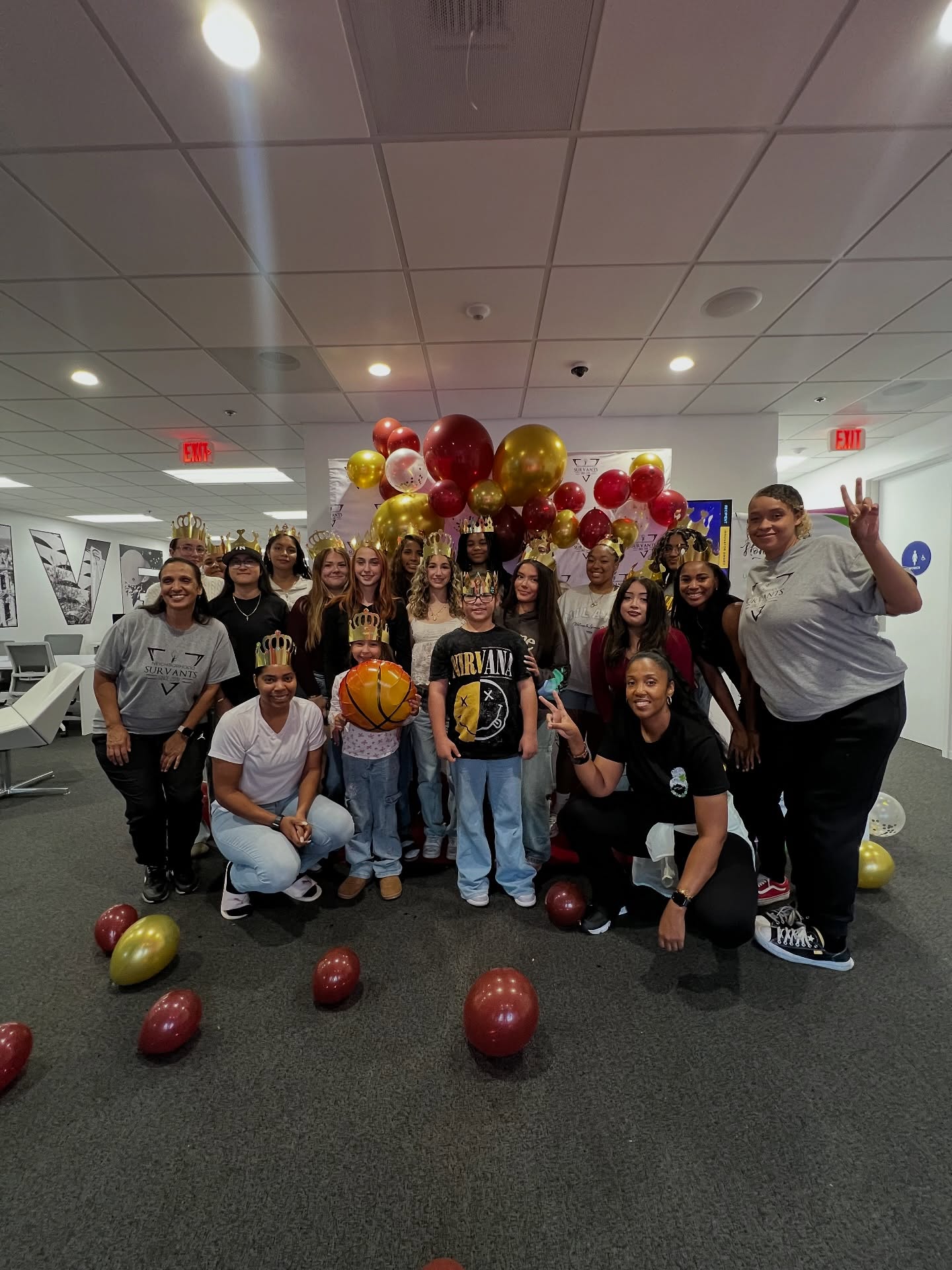It was such a vibe spending time with the CHAMPIONS @hillcrestgirlsbasketball setting goals, connecting, and celebrating their grind! 🏀💪🏽 Grateful to see these young ladies and coaches poured into with love, support, and a few well-earned goodies. S/O to @neighborhoodsurvants & iHeartRadio for hosting a dope team-building day!! 🏆✨