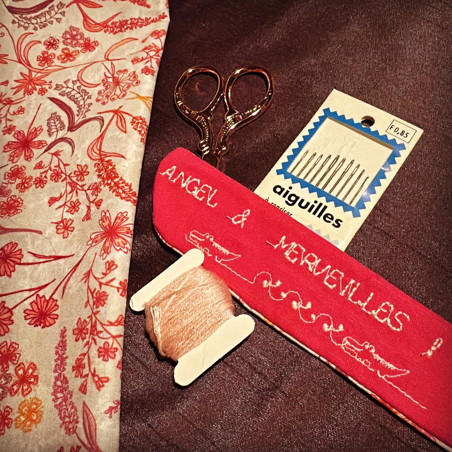 Finition de la prairie des fleurs de Dame Hiver au point d’échelle.
#couture #damehiver #frauholle #grimm #freresgrimm #contesdegrimm #tapisnarratif #tapisahistoires #histoires #contes #raconterdeshistoires #valoriwells @robertkaufman