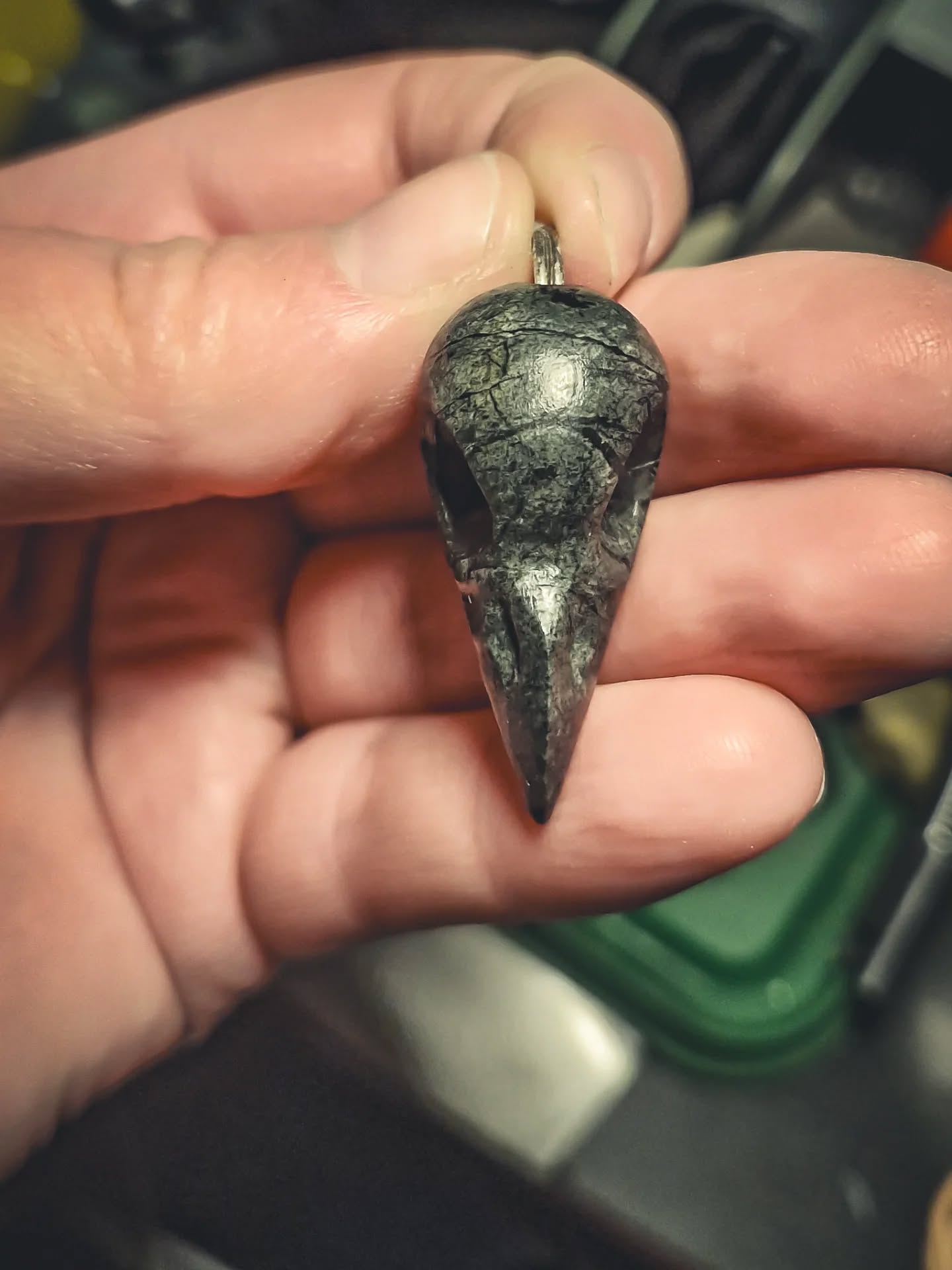 Work in progress, this is such a cool rock! Do you know what kind of rock it is? Let me know in the comments, I would love to know!
.
This necklace will be released during @hugas.veranda Christmas market.
.
#wabisabi #wabisabimaker #rockcarving #birdskull #stonecarving #fågelskalle #stenslipning #stensmide