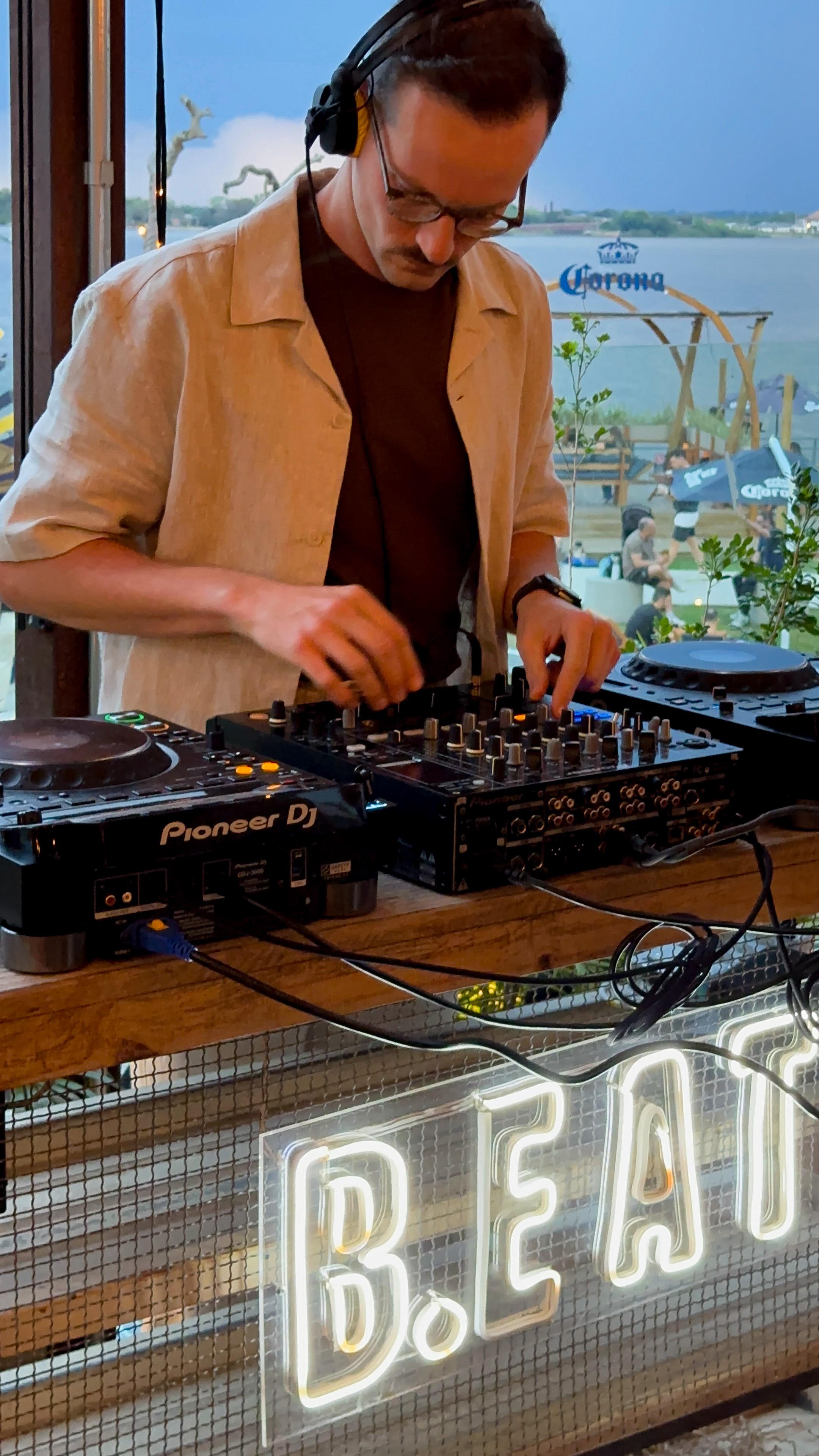 Alguns momentos ficam na memória pelo simples motivo de terem sido bons. O aniversário do Nico Ventre e do Juliano Zanatta no Eat do Cais foi um deles, baita festa!
#eatkitchen #caisembarcadero #portoalegre #eventos #party