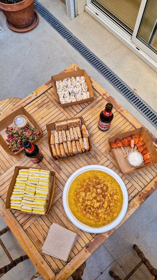 Así llegan nuestras cajitas a tu casa 💛
Listas para abrir, colocar en la mesa y disfrutar sin preocuparte de nada.
Detrás de cada envío hay horas de cocina, mimo en cada detalle y la ilusión de formar parte de tus celebraciones.
Porque en 21·12 cocinamos para que solo tengas que disfrutar 🥂✨
📦 Catering artesanal a domicilio en Madrid.
🎁 Cajitas listas para compartir.
👉 Escríbenos por WhatsApp y reserva la tuya.
#cateringmadrid #cajitas2112 #cateringadomicilio