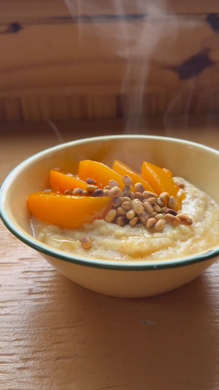 Un autre déjeuner #rustiquechic au
coeur de la ZEC de Forestville! Cette crème de blé est
simplement rehaussée de:
✅Lait de soya à la vanille
✅ Pêches caramélisées au poêlon
✅ Sirop d'érable
✅ Pignons de pin rôtis pour la petite touche boisée
très à propos
Enfant, je n'étais vraiment pas fan de la crème de blé,
mais j'ai découvert une nouvelle appréciation à l'âge
adulte pour celle qui nécessite une cuisson de
quelques minutes.
Texturée et crémeuse, elle procure une belle dose de
réconfort rapidement et sans effort.
#zecdeforestville #campdechasse #déjeunersanté
#crèmedeblé