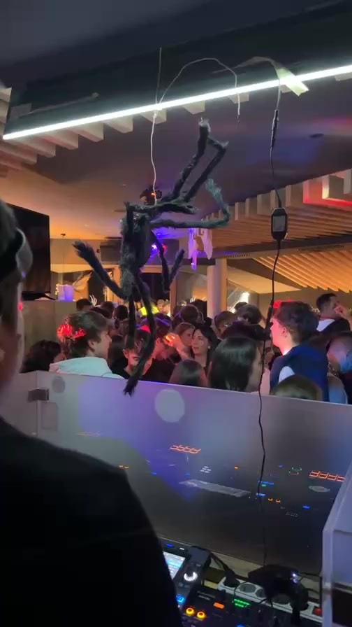 Le luci si spengono.
La musica sale.
E al Geyser… nessuno dorme stanotte 👀💀
#Halloween2025 #DolomitesGeyser #ValdiFassaVibes