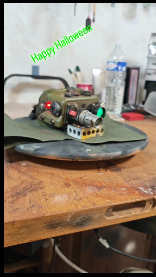 Happy halloween à toutes et à tous !
Petites modifications d'une paire d'ecto-goggles Amazon ( moins de 10 euros).
J'ai pas tout filmé, surtout début et fin pour le weathering.
L'ajout d'un peu de lumière ( micro led en 1,5 volts) fait tout !
Fun project.
#romaricgears #props #adventure #ghostbusterscosplay #ghostbustersafterlife #ghostbustersfrozenempire #ghostbusters84 #ghostbusters2 #ghostbustersplasmaseries #cosplay #halloween