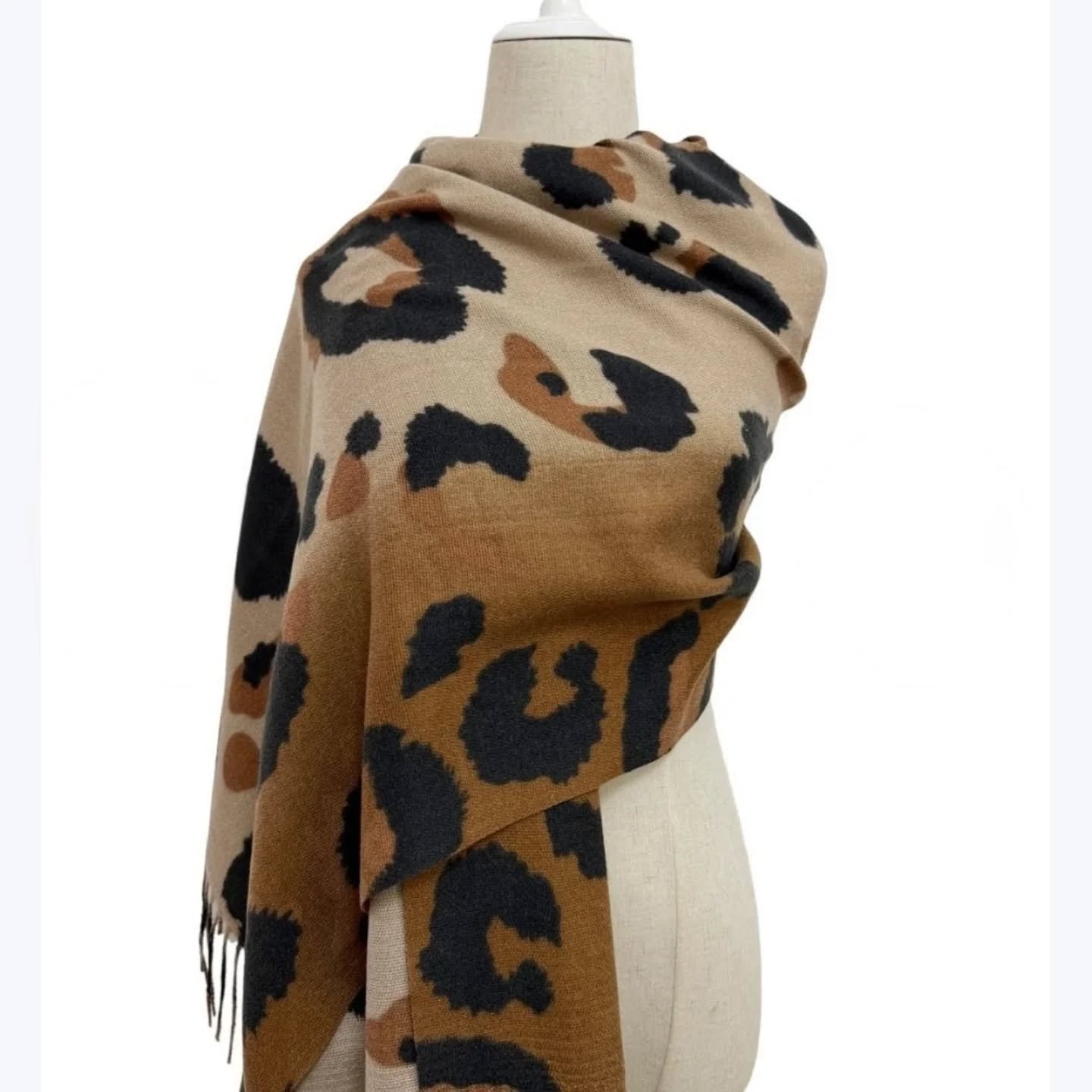 Bonfire Night ๐ฅ is on Wednesday and is a special night for me.
We will be moving our LIVE to Thursday @ 6.30pm with Friday afternoon delivery.
Sorry for any confusion or inconvenience caused.
The studio will be open again Friday 10-1pm and Saturday 10-2pm with more stock arriving at affordable prices.
See you soon ๐