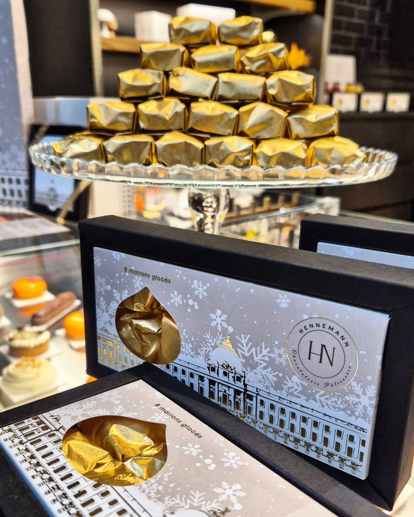 ✨🌰 Les marrons glacés tant attendus sont enfin arrivés en boutique 🌰✨
🤎 Symbole intemporel de l’élégance et des fêtes de fin d’année, ces douceurs délicatement confites séduisent par leur texture fondante et leur saveur subtilement sucrée.
☕️ Chaque marron est une invitation à la gourmandise, parfaite pour accompagner un café, un the, un chocolat chaud 😍 ou simplement pour savourer un instant raffiné. ✨️
Disponible à l’unité pour une petite touche sucrée, ou dans un élégant écrin de 8 pièces, idéal à offrir ou à partager. 🥳
📍 À découvrir dès aujourd’hui dans notre boutique au Grand Hôtel-Dieu.
#patisserie #nicolashennemann #marronsglacés #lyonfoodies #Noël