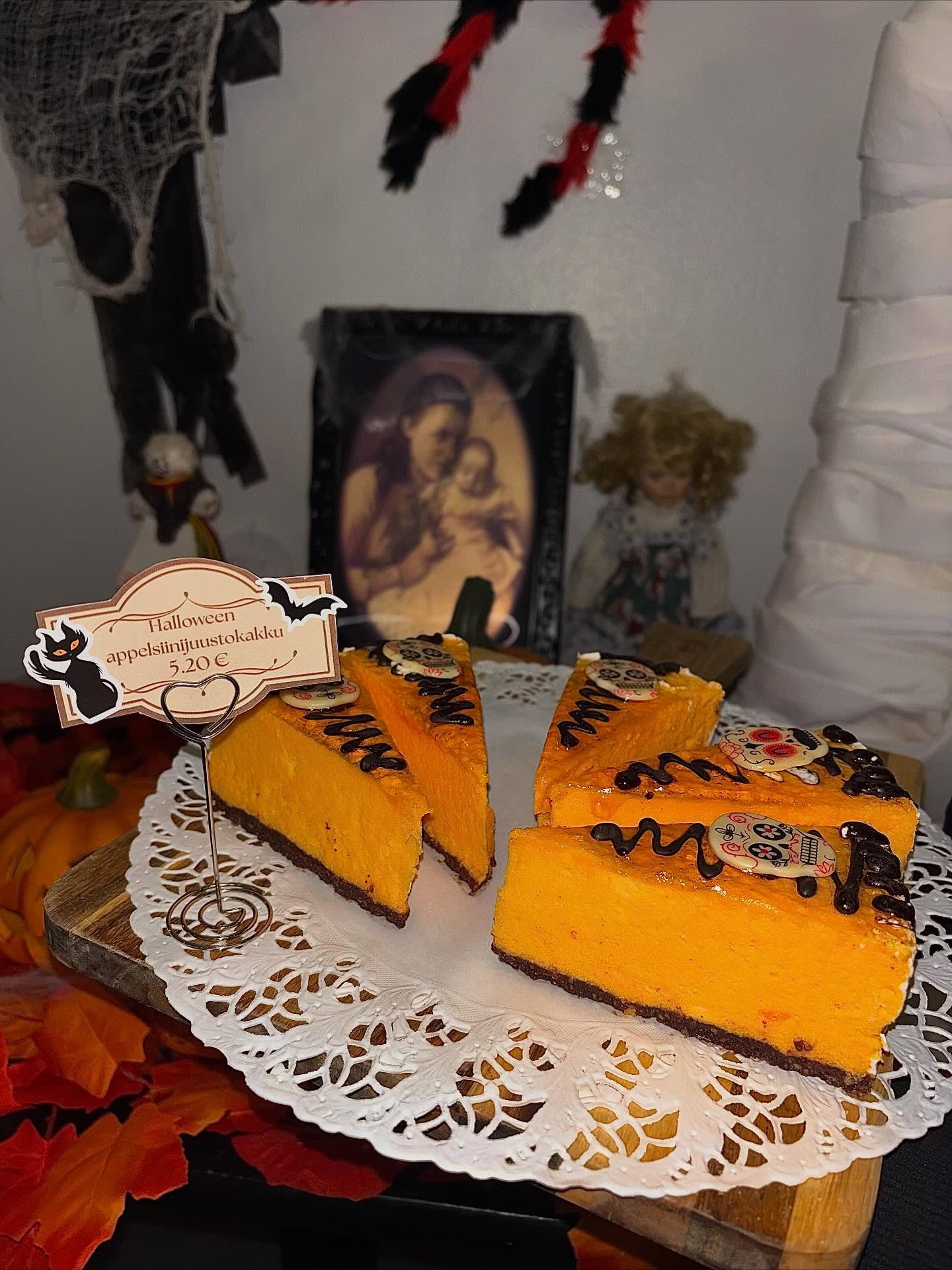 Kammottavan hyvä appelsiininen juustokakku meiltä halloweenin viettoon! Hinta 5,20€👻🎃