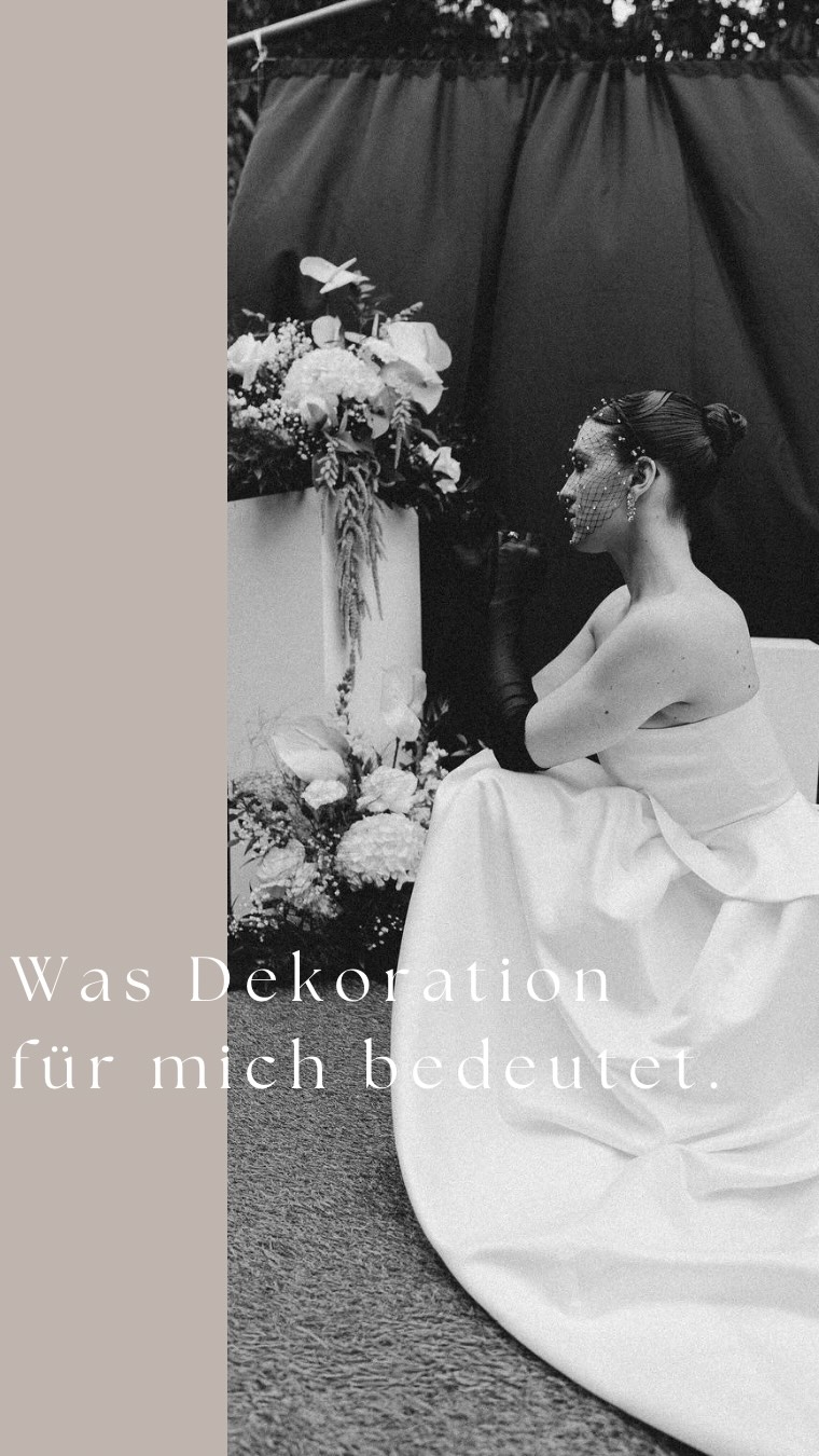 Für mich ist Dekoration so viel mehr als das, was man sieht.
Es geht darum, Menschen kennenzulernen – ihre Geschichte zu verstehen – und daraus ein Konzept zu kreieren, das nicht nur zur Location passt, sondern vor allem zu euch. Und das sich auch nach euch anfühlt.
Keine Deko, die einfach nur schön aussieht. Sondern eine Gestaltung, die Atmosphäre trägt, eure Persönlichkeit widerspiegelt und eure Gäste zum Bleiben einlädt.
Denn wenn sich ein Raum wirklich nach euch anfühlt, dann entsteht Magie.
Wenn ihr euch genau das wünscht – schreibt mir gern.
Das Interview ist im Rahmen einer Content Creation mit @rosenbaumweddings entstanden 🤍
Titelbild: @eileencamin.fotografie
EDITORIAL X WISCHHAFEN
by @rebeccawriedenphotography
Traurede: @alanas.weddings
Styling: @jaroslawab_stylist
Kleider: @modeatelierfuchs
Models: @cjweddingedit
@jess.huntr & cjtvofficial
@verenamariee
@nele.michaelis
Floristik: @ivyandrose_de
Papeterie: @slowdown_art
Gesang: @evalicious0707
Feuerwerk: @roederfeuerwerk
#weddingstyling #weddingflowers #luxurywedding #luxuryweddings #luxuryweddingflowers #modernwedding #classicwedding #hochzeitsblumen #hochzeitsdeko #dekoverleih #weddingdesign #tischdekohochzeit #tischdeko #hochzeitsdekoration #weddingdecor #dekomieten #blumendeko #destinationwedding #brautstrauß #brautstrauss #hochzeitsfloristik #hochzeitsinspiration #hochzeitsideen #hochzeitsinspo #hochzeit2025 #weddinginspiration #weddingideas #glamorouswedding