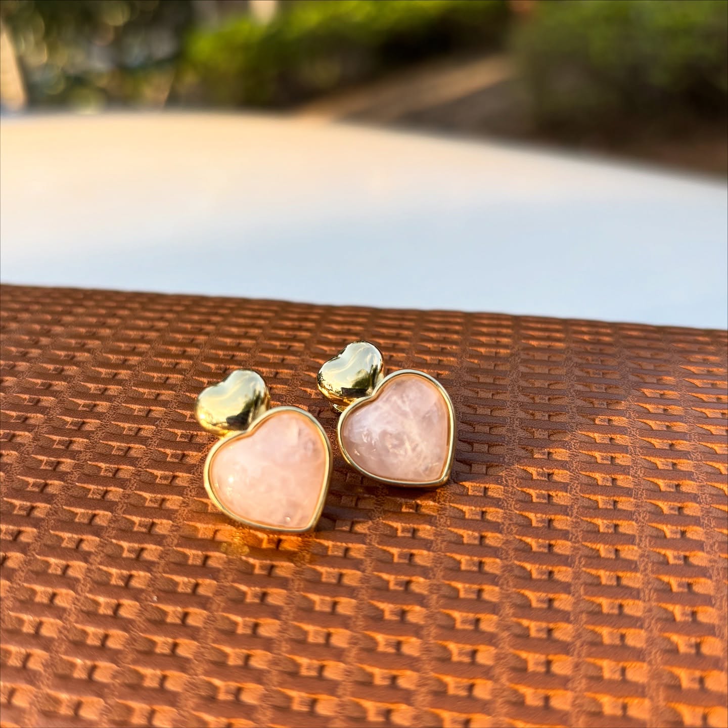 💎 Dois amores em forma de brinco ✨
💗 Quartzo rosa — desperta o amor-próprio e a doçura.
🐯 Olho de tigre — proteção e confiança em cada detalhe.
Ambos com banho dourado e aquele brilho que transforma qualquer look 💫
Qual energia combina mais com você hoje? 😍
Comente aqui 👇