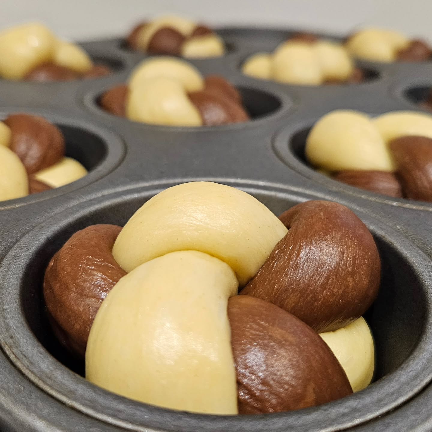 Leftover brioche dough? No problem!
Why choose easy when you can choose creative? 😉 They may get a cinnamon twist as well tomorrow.
#BakedByTheVarga #Sourdough #Brioche #Kalacs #CreativeBaking #HungarianBaking #BriocheMuffins #LeftoverDough #ZeroWasteBaking #ArtisanBaking #HomeBaker #BreadArt #FoodInspo #BakersOfInstagram