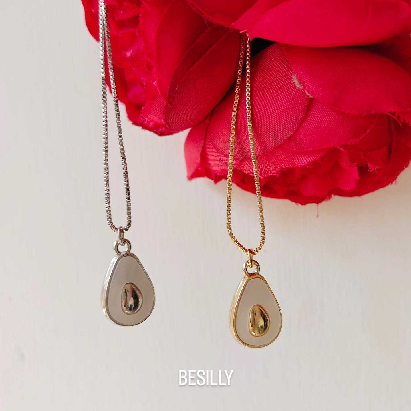 Show your bestie you're their perfect half! 👯♀️
Now available in silver✨
.
.
.
#besilly #avocadonecklace #bestfrndsforever❤️ #bffjewelry #cute #antitarnish
.
.
.
Besilly, anti tarnish, avocado jewelry, new arrival, best friend, matching jewelry