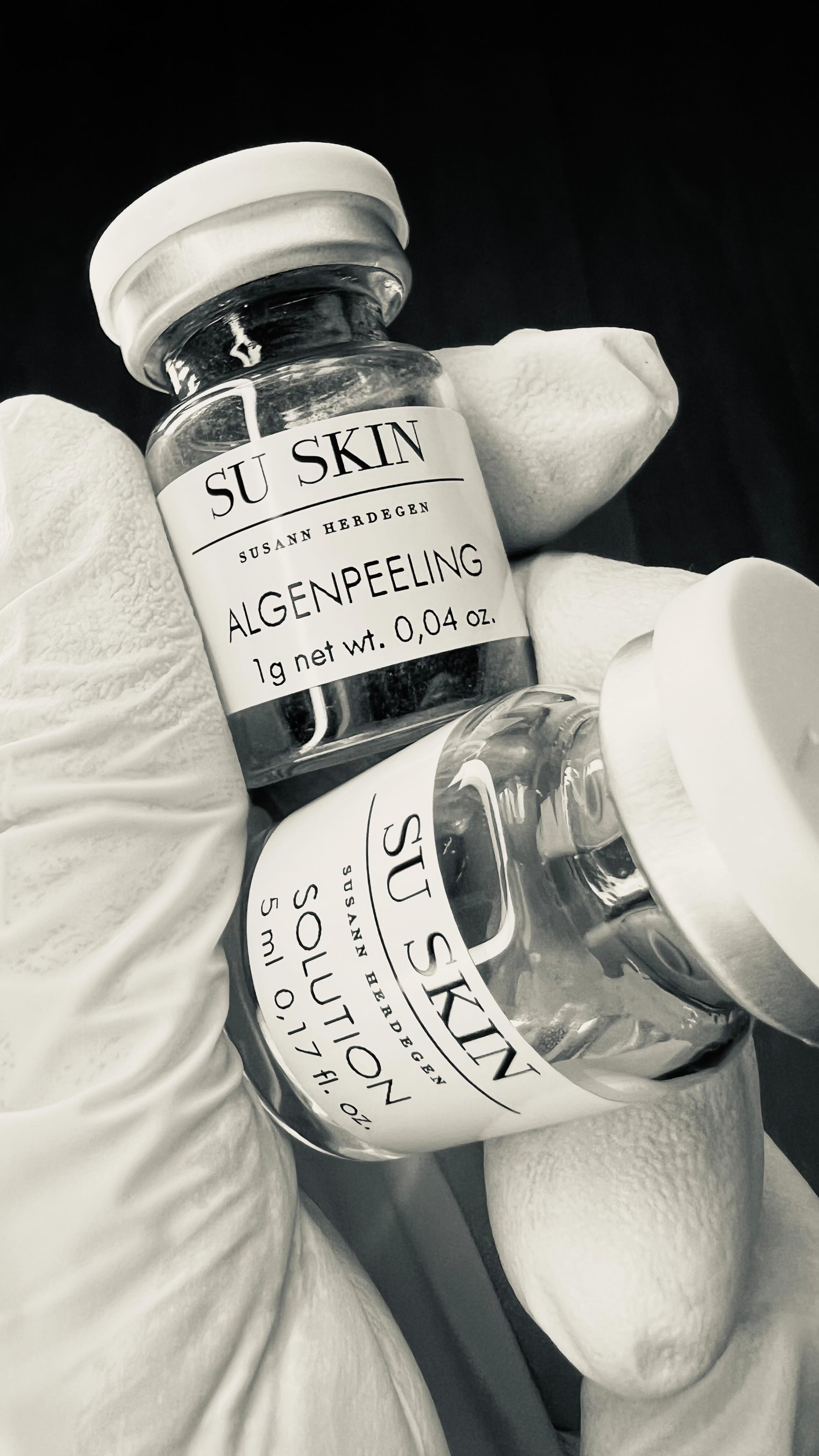 🌿✨ Wenn sich deine Haut wie neu anfühlen soll – dann ist das hier dein Zeichen.
Das Su Skin Bio-Microneedling mit Algen ist keine gewöhnliche Behandlung.
Hier kommen feinste Mikroalgen zum Einsatz, die deine Haut bis in die Tiefe aktivieren, ohne Nadeln, ohne Ausfallzeit – aber mit maximalem Glow-Effekt.
💚 Das passiert dabei:
– alte Hautzellen werden sanft abgetragen
– die Regeneration startet von innen
– Pigmentflecken, Unreinheiten & Narben werden sichtbar reduziert
– dein Teint wirkt klar, straff & strahlend
Und das Beste?
Es ist rein biologisch, frei von Säuren oder Chemie – perfekt auch für empfindliche Haut wie Rosazea bei denen eine herkömmliche Microneedling Behandlung nicht möglich wäre.
Das Ergebnis:
✨ Haut, die atmet.
✨ Glow, der bleibt.
✨ Confidence, die du spürst.
📍 SHÆDE – Skin. Hair. Confidence. Potsdam
💬 Was stört dich aktuell am meisten an deiner Haut – Pigmentflecken, Narben oder fehlender Glow?
Schreib’s in die Kommentare 👇
#suskin #biomicroneedling #algenmicroneedling #glowingskin #hautverjüngung #microneedlingpotsdam #shaede #skinconfidence #naturalskincare #biancagünther