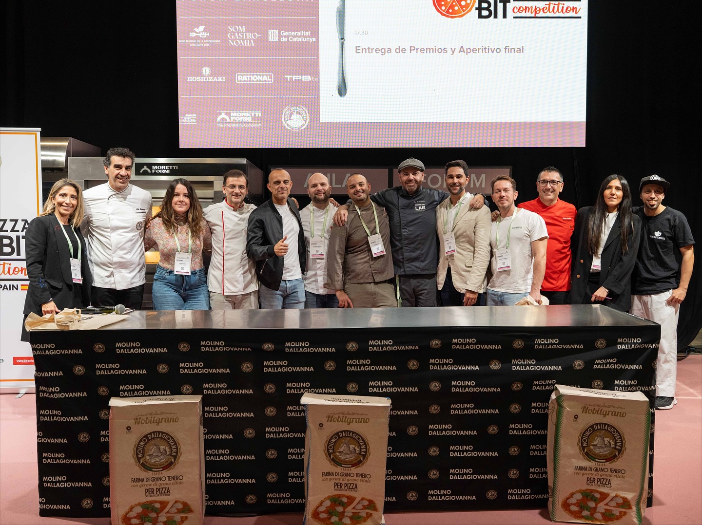 🍕🍕🍕 Aquí una serie de fotos de la PRIMERA FINAL de la primera edición del “Pizza Bit Competition - España 🇪🇸” en @gastronomicfbcn
🔥🍕 ¡Felicidades a los nuevos finalistas!
🍕 Alessio Bergamaschi -> @fitpizzasba
🍕 Alessandro Damiano -> @alessandro_damiano_
🍕 Antonio Damiano -> @tarantella_napoletana
🔥🍕 Y un gran aplauso para todos los pizzaiolos que participaron
Simone Forchini -> @ilmulinobcn
Matias Lubrano Lavadera -> @pandelava
Toni Rodríguez Alijarte -> @tonyspizzasolsona
Juan Camoletto -> @bjorn_altafulla
Ciro Iannicelli -> @rintocorebcn
👏
🇪🇸🍕Gracias a todos los participantes, al jurado y a nuestros partners por esta jornada maravillosa:
@valcoiberia @morettiforni @thefork_es
MOLINO DALLAGIOVANNA
PIZZA BIT COMPETITION ESPAÑA
GASTRONOMIC
#PizzaBitCompetition #PizzaBitEspaña #MolinoDallaGiovanna #Pizzalovers #Gastronomic #ValcoIberia #MorettiForni #TheFork #ArteBianca #HechaConPasión