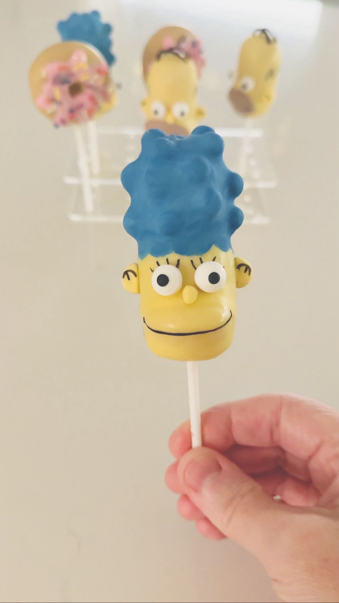 Mmm… blue-hair-don’t-care !! Major Marge Simpson vibes in cake-pop form🤩-x-
#cakepops #relatablebaker #cakepoplife #homebaker #cakesofinstagram #skipton