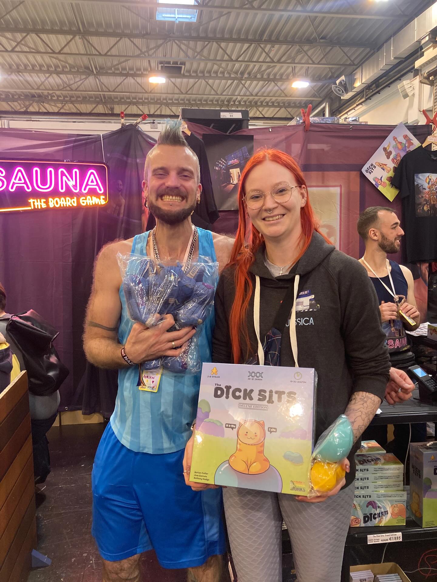 Unsere Freundin und Standnachbarin vom @scifitrader hat ein Battletech Plüschie gegen ein Spiel von @saunagame eingetauscht.
#BattleTech #GothicSalvageBox #BattleTechCommunity #TabletopWargaming #MiniatureWargaming #MechWarrior #BattleMech #InnerSphere #Clans #MiniatureGaming #SciFiWargames #TabletopGames #BoardGameCommunity #WargamingLife #MechCombat #StrategyGames #EssenSpiel2025 #SPIEL2025 #GamingCommunity