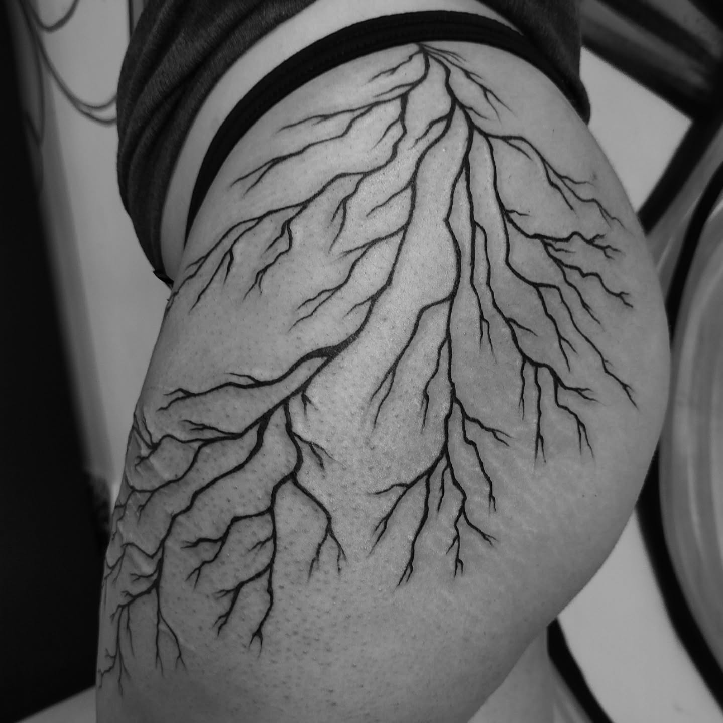 ⚡O raio pode simbolizar força, superação, energia, poder e transformação. O raio também pode representar a conexão com o divino, a espiritualidade e a capacidade de atravessar adversidades, além de ser um símbolo de direcionamento e foco na vida ⚡
Feita na mana @nineninna