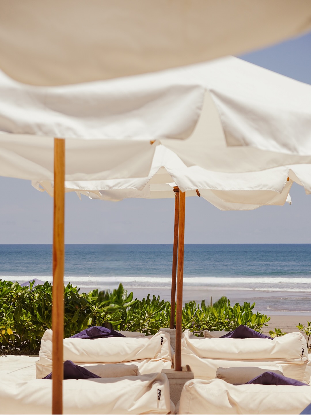 From the first light for the surfer to the last sip at sunset, we simply compose the scene.
This is the authentic rhythm of Sunset Beach.