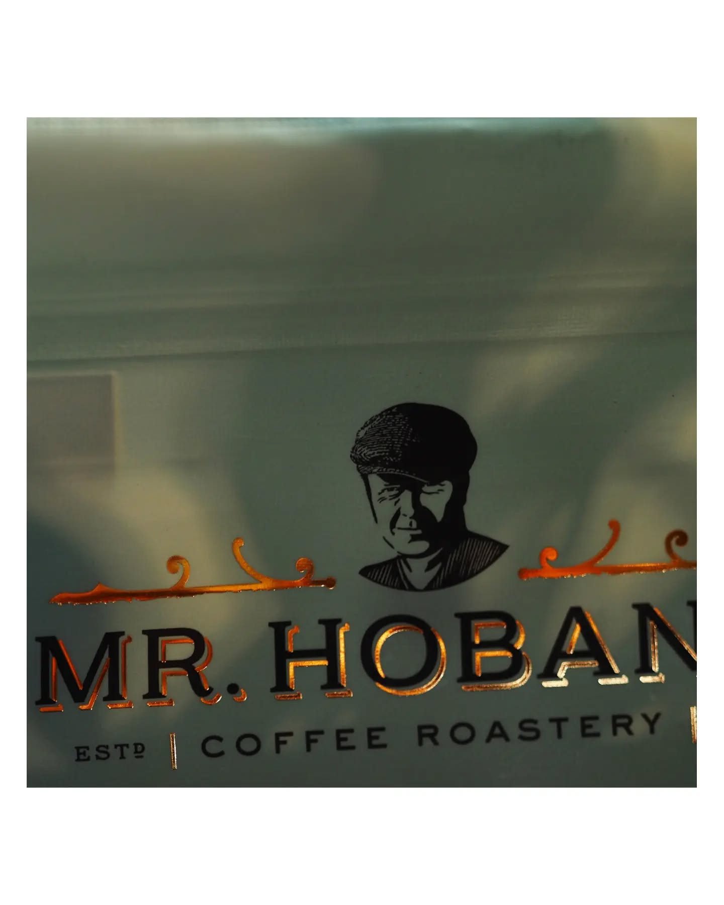 Wintertime & Wir bringen euch alte Bekannte! Long time no See @mr.hobans bringt ein sweetes Lineup voller Komfort in jeder Tasse!
Äthiopien . Refisa . Washed
Auch wenn ja bekanntlich dieses Jahr Guji Season ist, kommt dieser schmackhafte Kaffee aus der West Arsi Region Äthiopiens. Heirloom Varietäten klassisch gewaschen aufbereitet, clean und balanced. Wir schmecken kandierte Zitrusfrüchte, Anklänge von gelbem Pfirsich, herben Schwarztee und einen samtig-leichten Körper. Ein Äthiopien Washed, wie er im Buche steht!
El Salvador . Finca Nazareth . Natural
Hoban bringt uns eine reine Sortierung der Typica Varietät von der Finca Nazareth in El Salvador. Die Komplexität dieser Varietät geht Hand in Hand mit der Verarbeitung als Natural. In der Tasse finden wir komplex-tropische Aromen von Netzmelone mit der intensiven Süße reifer Trauben. Das Profil wird abgerundet durch einen cremigen Körper und einen Nachgeschmack, der an helle Mandeln erinnert. Ein Allrounder und perfekt für den Herbst!
Brasilien . Faf Rosi . Natural
Zu guter Letzt noch ein typischer brasilianischer Natural Fieldblend voller Süße von Faf Rosi und Leandro Esperanza. Ein super süßer und runder Kaffee mit Noten von Nougat, cremigem Honig und gerösteten Nüssen. Ein Komfortkaffee für den Batch am Morgen!