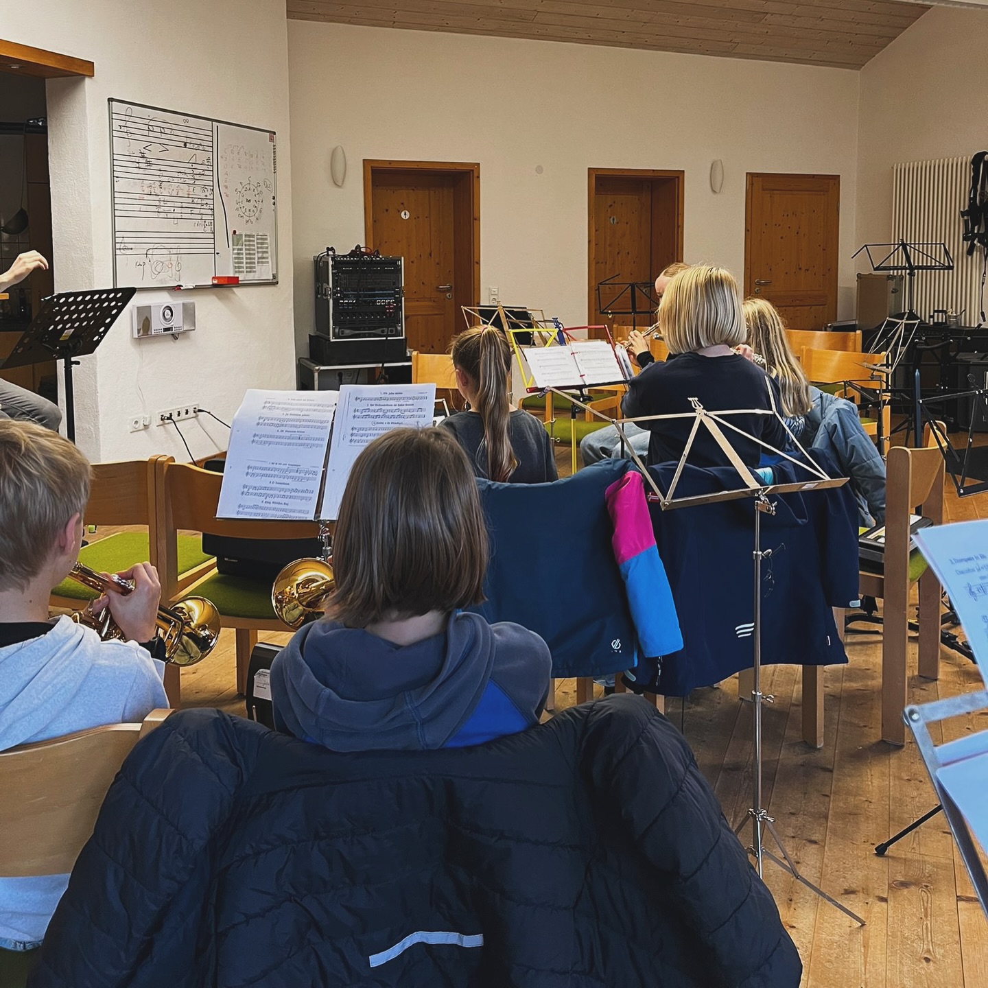Mini Musik Probe 🎶🎺🪈🎵
Während ein Großteil unseres Vereins sich auf Final Beats vorbereitet, übt unser Nachwuchs schon fleißig für St. Martin 🐎und Weihnachten 🎄🕯️
Sind eure Laternen schon fertig gebastelt?🏮🔦
Nächste Woche Dienstag am 11.11 um 18 Uhr freuen wir uns auf den Martinszug durch Hagen. 😊
Wie auch in den letzten Jahren führt uns der Weg am Friedhof und Musikhaus vorbei und wieder zurück zur Kirche, bzw. zum Brückenplatz.
🆕: Wir legen zwischendurch gemeinsame Pausen ein, um mit allen zu singen. 🎶
Der Musikverein Hagen grüßt den Rest der Welt 🌍