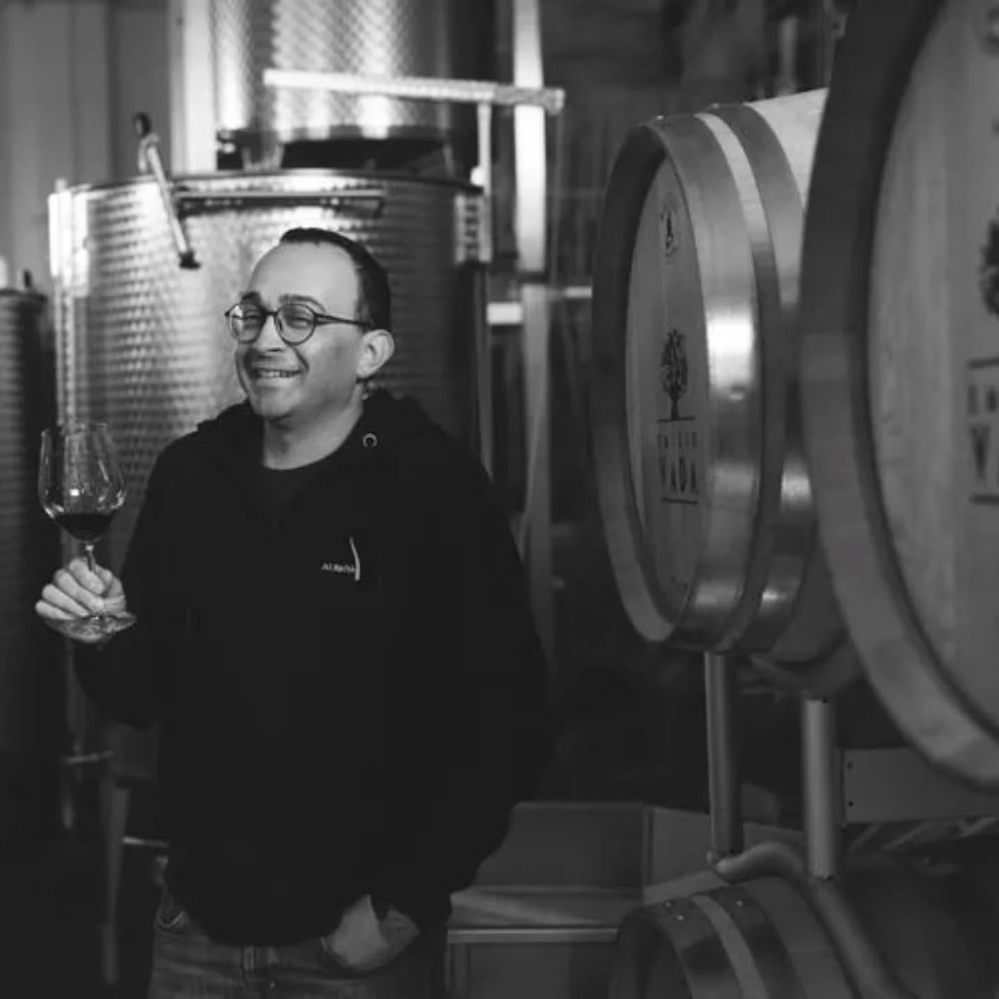 Vinprovning Måndagen den 3 November – Med Cascina Emilio Vada.
Missa inte chansen att uppleva fantastiska viner från Piemonte när vi tillsammans med Cesarino Gobbi och Enzo Sforza bjuder vi in till vinprovning.
Vår gäst för kvällen är Emilio Vada själv, som kommer att guida oss genom sina viner. Hans vingård är belägen i Coazzolo, mitt i det UNESCO-listade landskapet där Langhe, Nebbiolos hemvist, möter Monferrato, berömt för Moscato d'Asti. Denna speciella geografiska placering ger upphov till en imponerande mångfald.
Emilio delar med sig av om hur de i generationer vårdat vingårdarna med stor respekt för naturen. Resultatet är viner som ger uttryck för det hängivna arbetet i deras vingårdar och den passion som ligger bakom.
Viner vi kommer prova under kvällen:
Dolcetto d’Alba 2022
Barbera d’Alba 2022
Moscato d’Asti 2023
När: 17.00 Måndag 3 November
Plats: Vinarium
Munkebäcks Allé 10, 416 72 Göteborg
Pris: 399 kr
Säkra din plats för att träffa Emilio och upplev hans uttrycksfulla viner på plats. Antalet platser är begränsat.
Anmälan sker via direktmeddelande eller på Vinariums hemsida.
#EmilioVada #CascinaEmilioVada #Vinprovning #Piemonte #Coazzolo #Langhe #Monferrato #MoscatoDAsti #Barbera #Dolcetto #ItaliensktVin #Vinarium