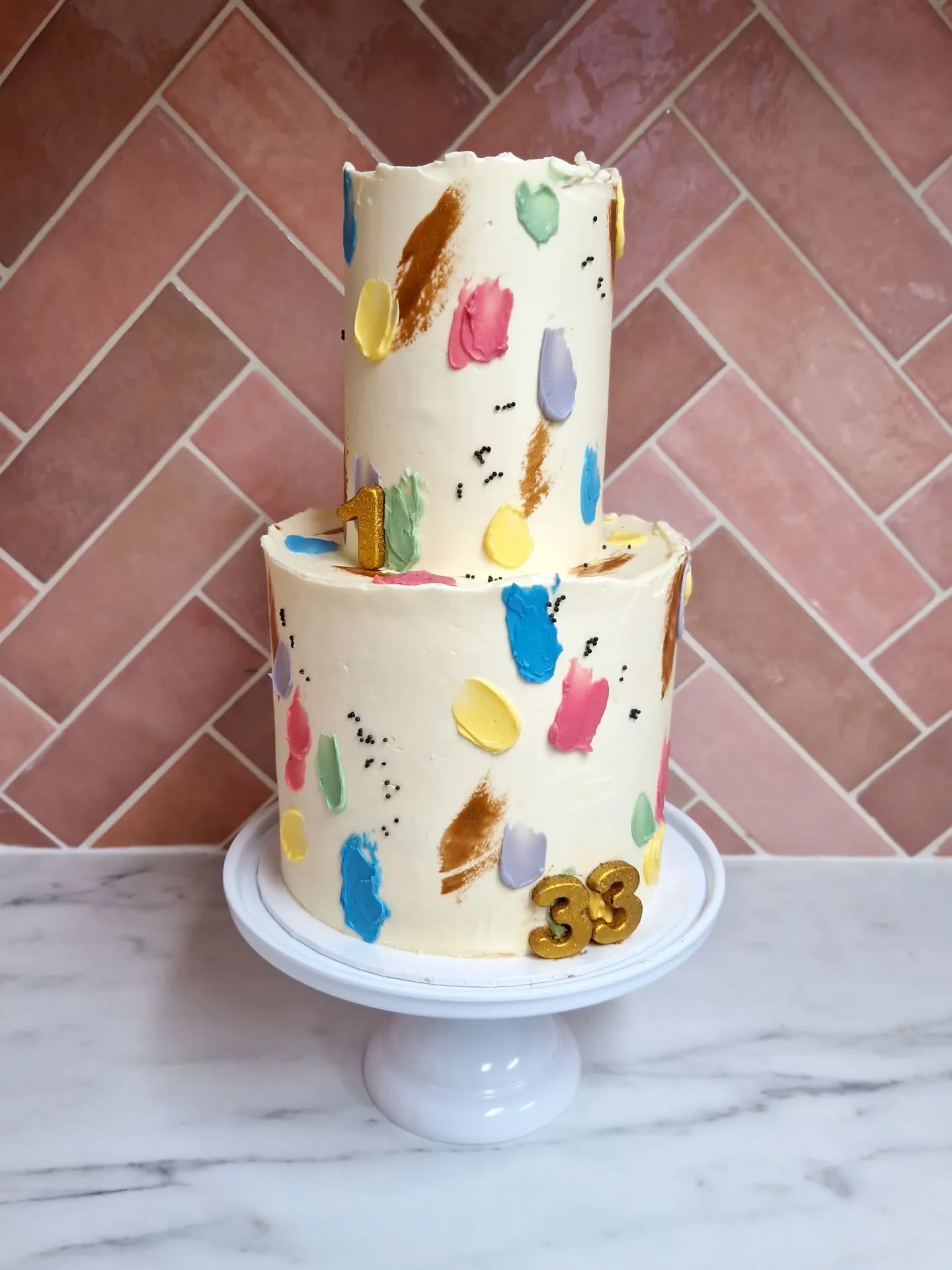 Het wordt overal afgeraden...
Maar ik doe het lekker toch! 😝
Iedere bestelling krijg je van mij voor het ophaalmoment een foto van het eindresultaat.
Gewoon omdat ik het leuk vind om de voorpret met je te delen én omdat ik weet hoe makkelijk je een mooie foto vergeet te maken van het verjaardagsgebak (believe me: ik ben ervaringsdeskundige 🤣😅🤭).
Hoe vaak ik wel niet achteraf dacht "hè bah, had ik nou maar een foto gemaakt om te laten zien".... Dus om jou die spijt te besparen zorg ik niet alleen voor lekker (en mooi) gebak, maar ook voor een foto om mee te pronken als het gebak op is. Want geloof mij; er blijft niet veel van over op het feest 😉🤭.
P.s. Deze kleurrijke confetti taart mocht ik een poos geleden al maken voor een (verjaardags)feestje voor de kanjers van @instaconfettinl 💕
#suikertijd #feestgebak #verjaardagstaart #birthdaycupcakes #verjaardagsfeestje #kinderfeestje #Oldenzaal #Losser #Enschede