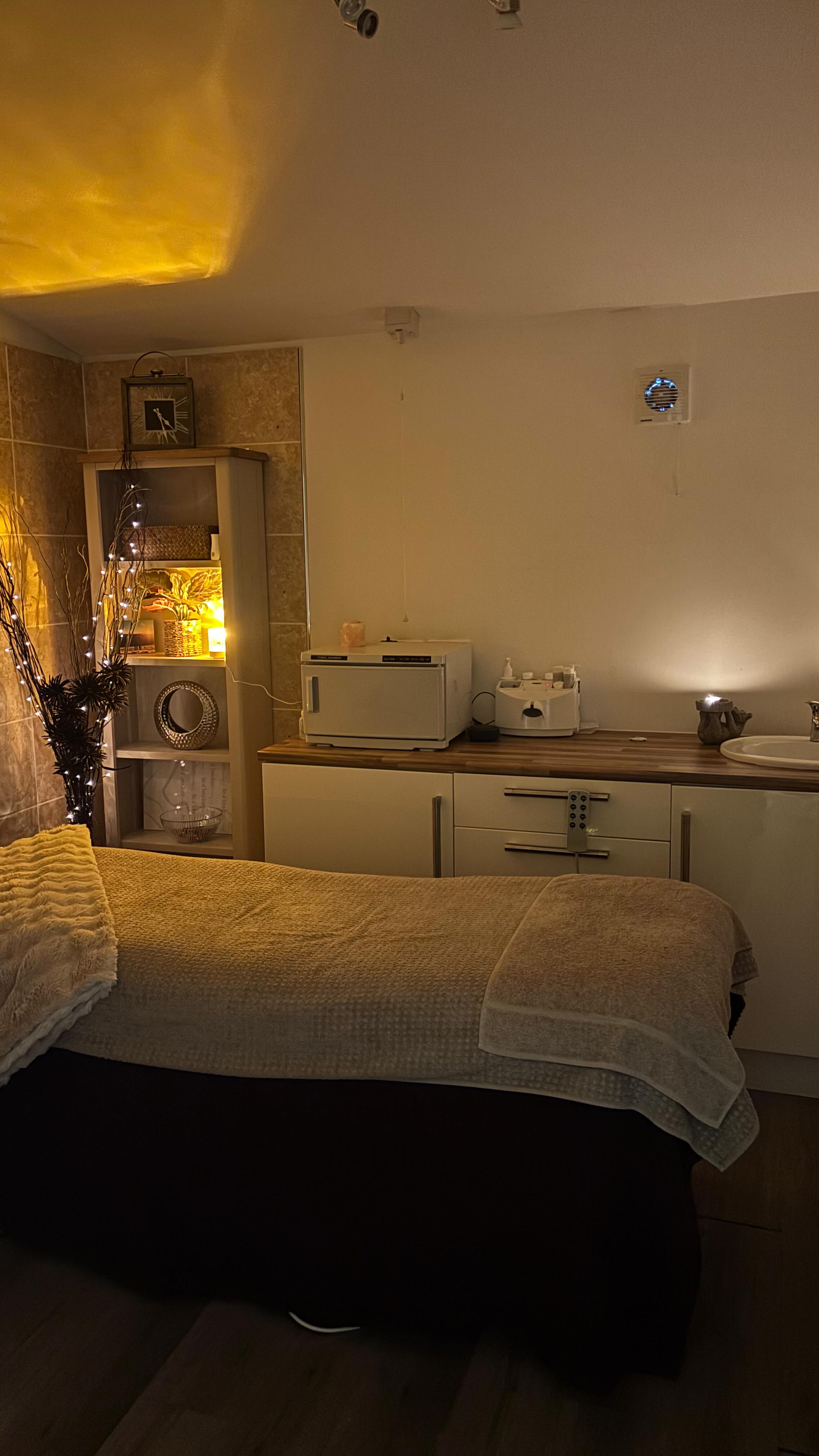 A little snippet of a work day at Out of town 🤍
A hint of Christmas has arrived at the salon with more stock to come 🤩