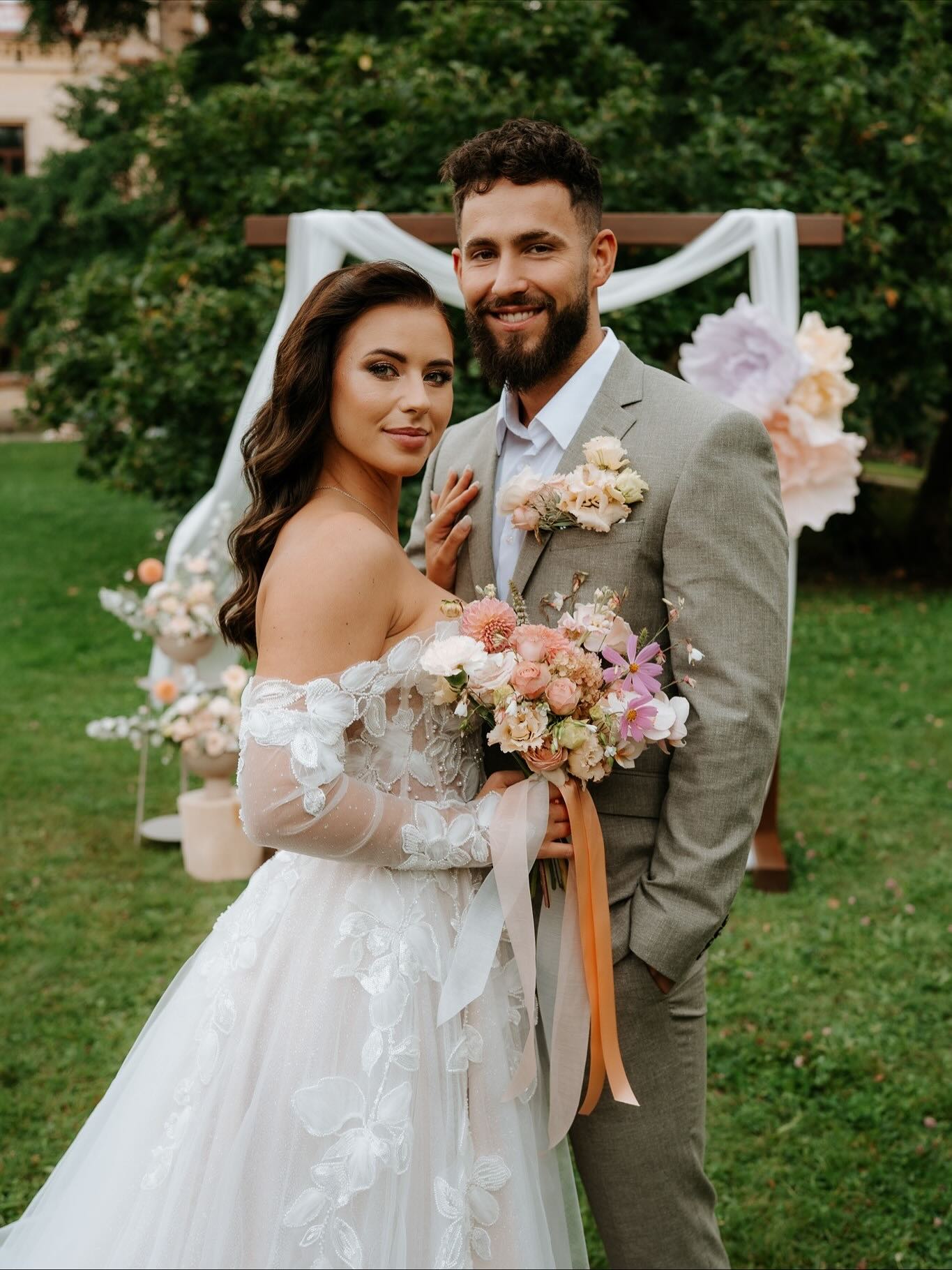 Zámek, šampaňské a špetka kouzla 💫 Nahlédněte do našeho svatebního editorialu, kde se historie potkává s moderní romantikou. 🌸👌
Místo, koncept, dekorace a tiskoviny @svatbanazamkuprilepy
Fotografka @fotosladkova.cz
Květiny @kvetnarstvi_ladis
Svatební koordinace @koordinatorka_dominika
Svatební šaty @svatebnisalonveronica
Oblek @mejta_fashion
MUAH @hankamakeup
Šperky @brilas.cz
Dort a Sweet bar @dorty.od.evci
Catering @ubarcuchu
Doplňky pro nevěstu (župánek, tričko, hrníček, brýle) @malovanna_rozlucka
Modelové @terezahoran @ruda_menousek
Video @lenka_prikrylova
🙂