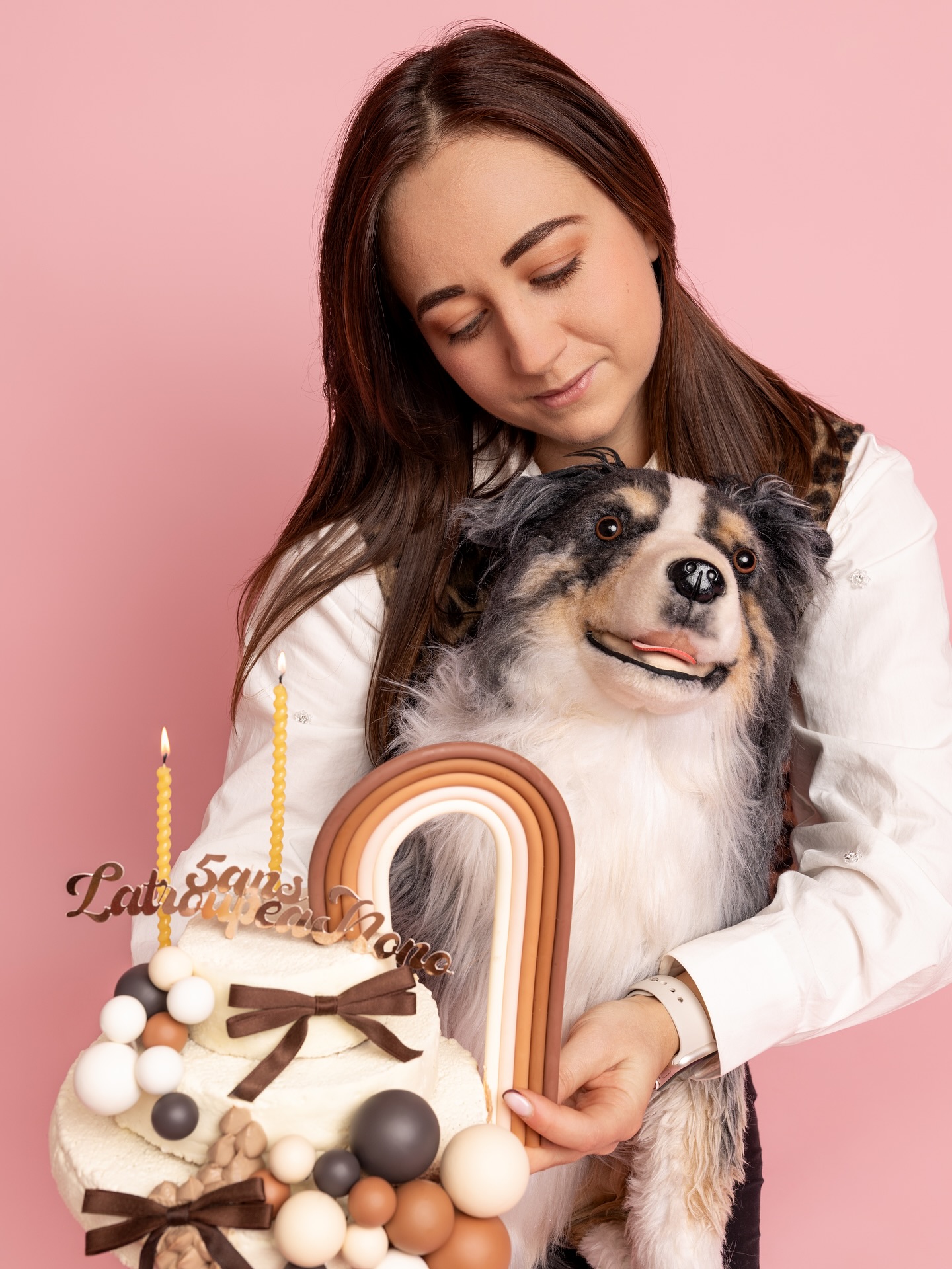 5 ans déjà… et tout a commencé grâce à lui.
Grâce à Nono. ✨🪽
C’est lui qui a tout déclenché, cette envie de partager, de créer, de rassembler autour de nos loulous et de tout l’amour qu’ils nous donnent.
Depuis, la vie a continué son chemin…
Nono veille de là-haut🪽 et ici, Paddy et Athéna remplissent la maison (et mon cœur) de bonheur…
Ils m’aident à avancer. 🤍
Mais au fond, tout vient de lui.
Chaque sourire, chaque projet, chaque moment partagé ici…
C’est encore et toujours grâce à Nono 🥹
Et puis il y a vous ❤️ cette belle communauté, cette famille de cœur… MERCI ✨
Merci d’être là depuis 5 ans.
Merci de faire vivre tout ce que Nono a commencé.
Merci d’aimer, de partager, de vibrer avec nous.
Pour toi mon Nono, pour Paddy et Athéna,
et pour vous tous, la Troupe à Nono, ma plus belle aventure. 🤍
• photographe @lauralila_photographie best ✨
#birthday #dog #dogsmile #dogsofinstagram #anniversaire #entrepreneur #entreprenuer