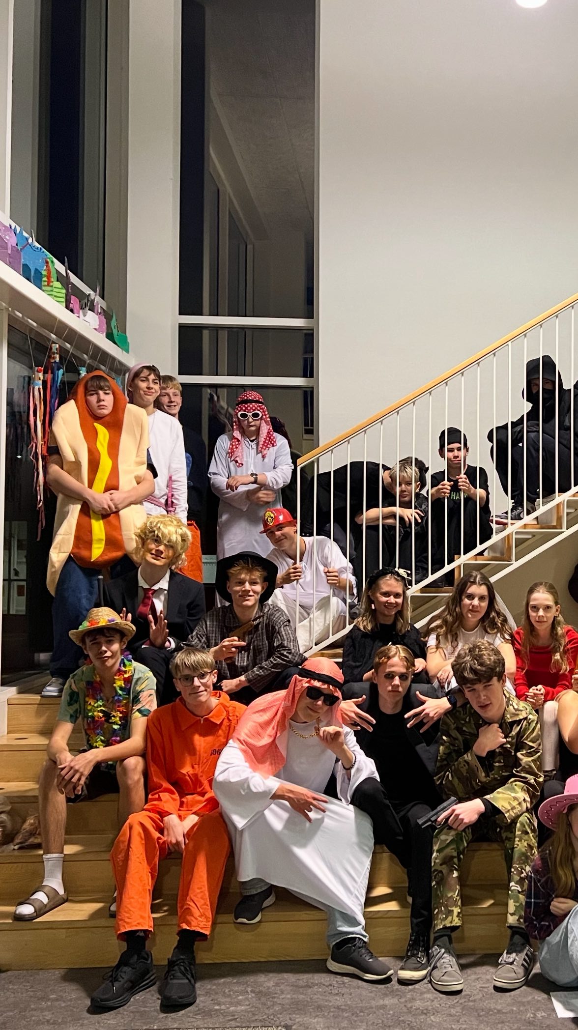 FARLIG FREDAG, Halloween edition 🎃👻
En skøn Farlig Fredag med eleverne fra 8. - 10. klasse er nu vel overstået.
Og hvor HAR det været fantastisk 🧡🖤
Vi har hygget os!
Der var et væld af skønne udklædninger, spas med kreativ græskarudskæring, kryptiske opgaver, snacks og fællesspisning 😋
Alt sammen i fællesskab, på tværs af de tre klassetrin.
Herlig, herlig Halloween-hyggedag 🥰
#Halloween #FarlugFredag #Overbygningen #fællesskab #friskoleliv #friskole #herningfriskole #etgodtstedatlæreværeogvokse