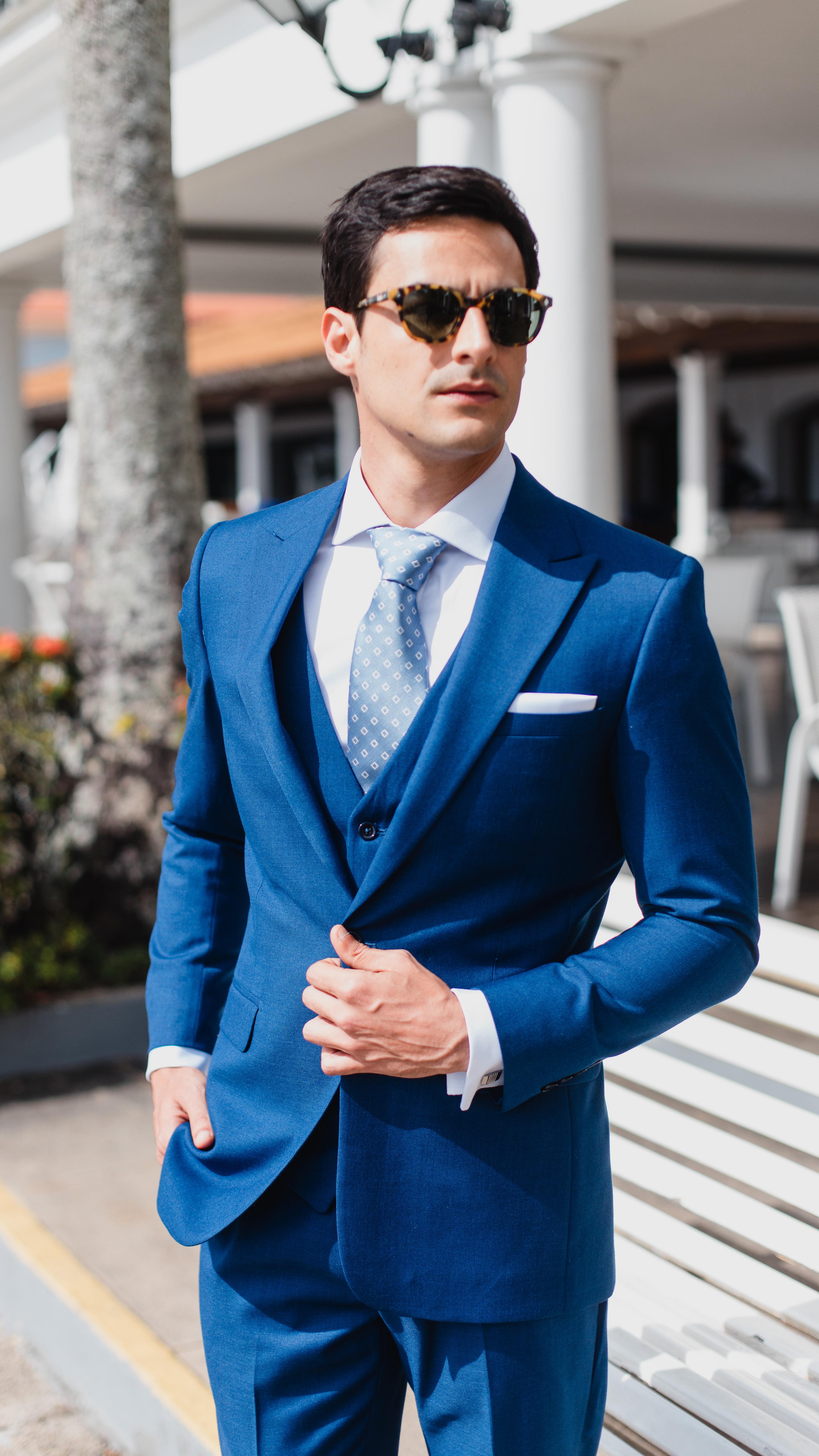 Os ternos sob medida Eduardo Guinle unem elegância e sofisticação para casamentos, jantares, reuniões e eventos especiais.
Cada detalhe é pensado para valorizar o traje e transmitir estilo e confiança.
#EduardoGuinle #TernoSobMedida #AlfaiatariaContemporânea #ElegânciaDiscreta #ClássicoModerno #ModaMasculina #Menswear