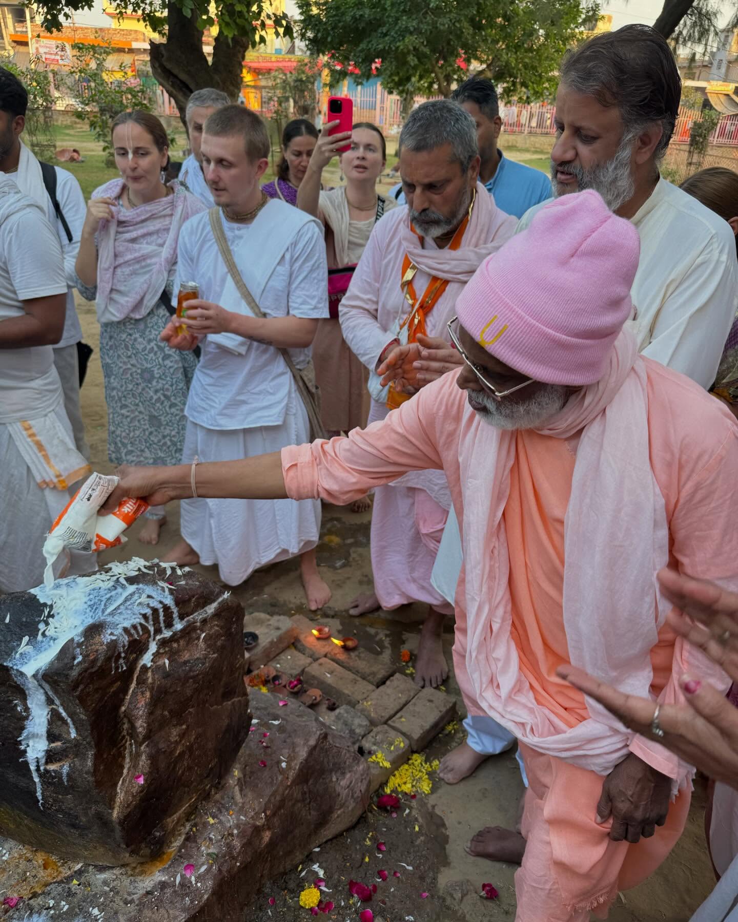 Srila Gurudeva Srila Bhaktivedanta Vana Goswami Maharaja worshipping Shri Giriraja Maharaja and performing last days of Braja mandala parikrama
🤩
