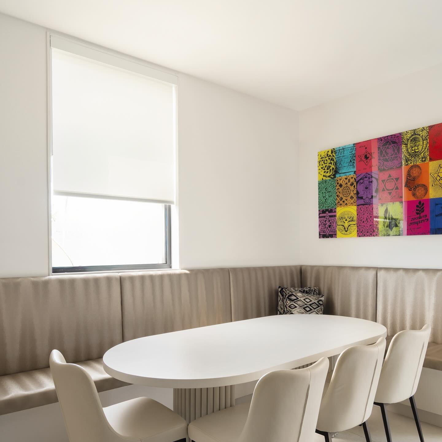 Filtering natural light perfectly 🪟 while maintaining a minimalist, modern look, this sleek nook blends soft neutrals, subtle textures, and clean lines to create a warm, inviting space. 🍽️☀️
#MTLBlinds #WindowTreatment #NaturalLight #ModernInteriors #NeutralPalette #HomeDesign #InteriorInspo