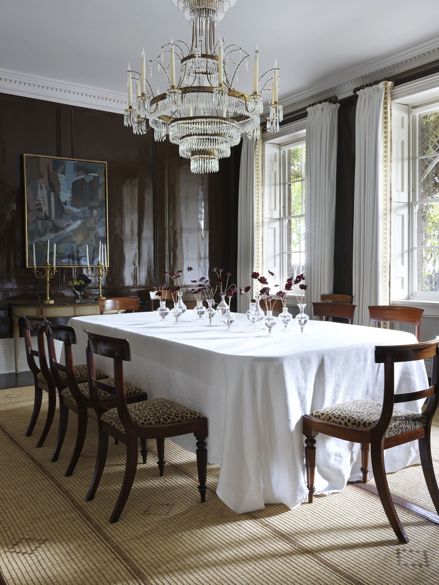 Few things bring such warmth and depth as lacquered chocolate walls - classic, cocooning and quietly glamorous
Photographed by @simonuptonphotos for @archdigest