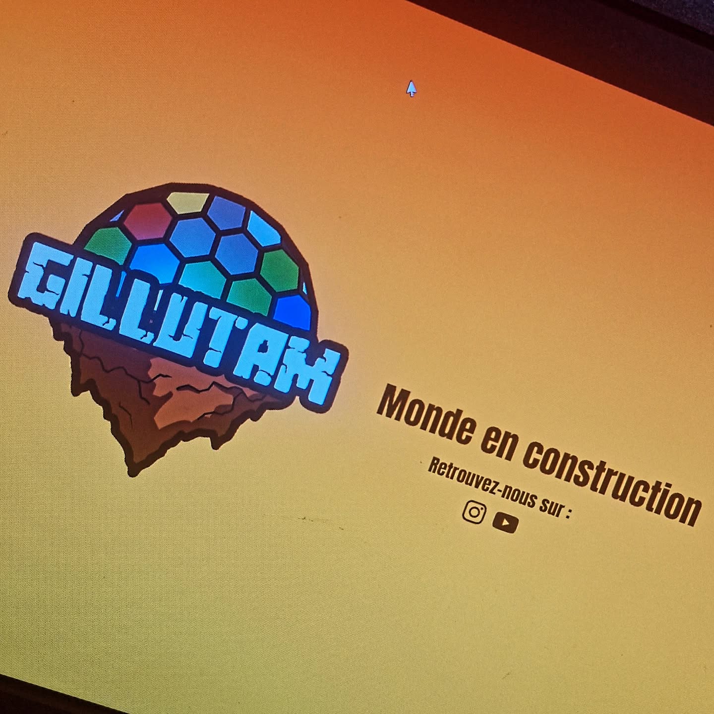 Il n’était pas prévu…
Juste une idée lancée entre deux discussions, un petit délire entre passionnés. 🎨🎲
Et puis, de fil en aiguille, les croquis, les tests, les débats, les fous rires… un vrai brainstorming de folie.
Aujourd’hui, cette idée est devenue bien réelle :
✨ notre tout premier jeu de société – Gillutam.
📅 Mardi soir, à 20h, on vous donne rendez-vous sur la chaîne Twitch de @kiecreator pour vivre ce moment ensemble :
➡️ Découverte du jeu et du matériel
➡️ Une partie en direct
➡️ Et la grande nouvelle : le lancement du site internet 🎉
Vous pourrez enfin commander votre exemplaire parmi les tout premiers !
C’est le début d’une belle aventure… et on est heureux de la partager avec vous ❤️
#Gillutam #KieCreator #JeuDeSociété #CréationFrançaise #TwitchLive #GeekHome #BoardGameCommunity